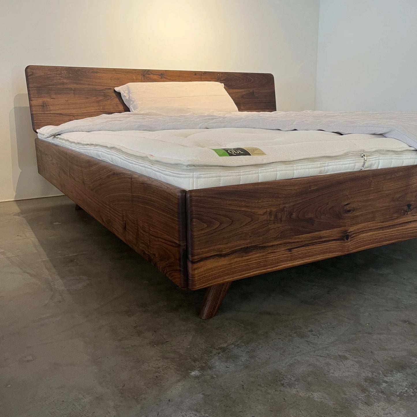 Holzmanufaktur Bett DONNA Massivholzbett Wildnuss, 180 x 200 cm (Ausstellungsstück)