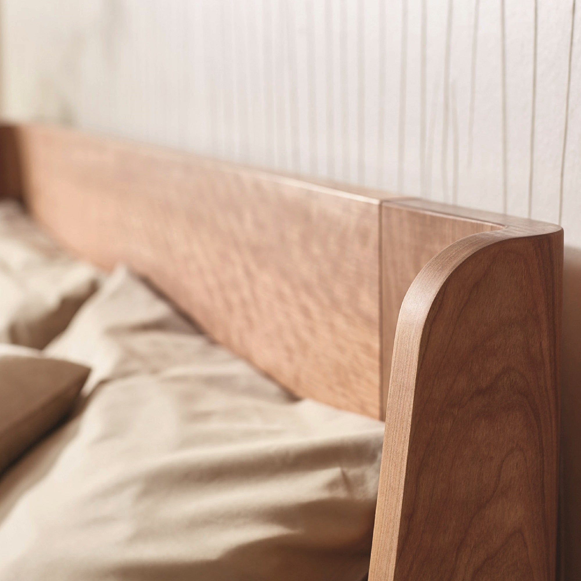 Kopfteil-Detail vom metallfreien Massivholzbett GIRO aus Kirschbaum