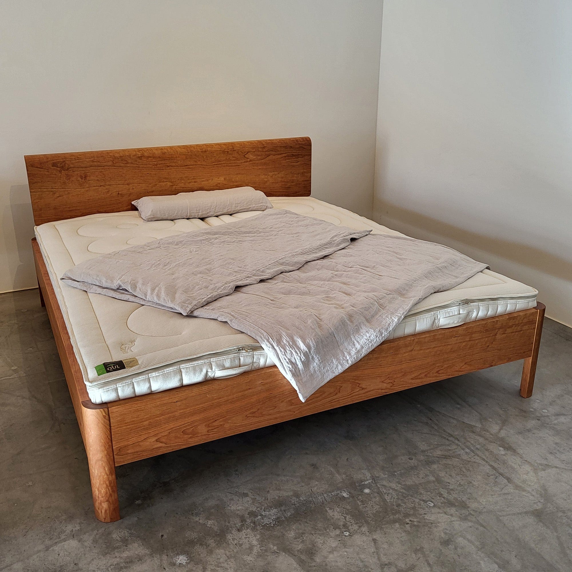 Holzmanufaktur LOOP Massivholzbett Kirschbaum 180x200 cm (Ausstellungsstück)