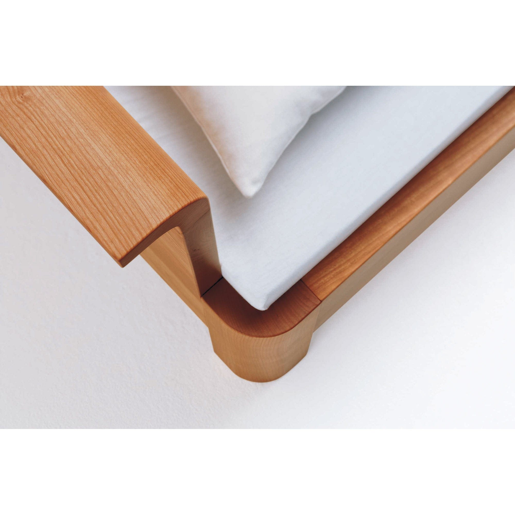 Detail vom Massivholz Bett LOOP: metallfreies Bettgestell 200x200 cm in Black Cherry, ein Klassiker der Holzmanufaktur in Komforthöhe.