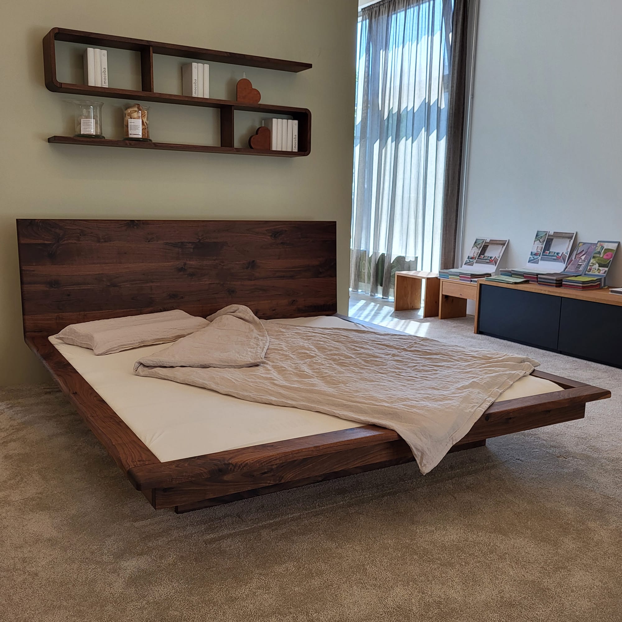 Holzmanufaktur MATIS Bett XL Wildnuss 180x200 cm Bett MATIS XL Wildnuss 180x200 cm