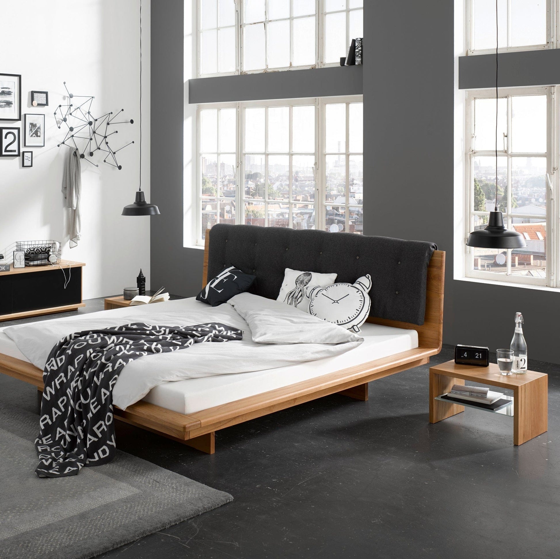 Bett MATIS: Schwebendes Bett 200x200 cm aus Buche Massivholz in modernem Futon Design