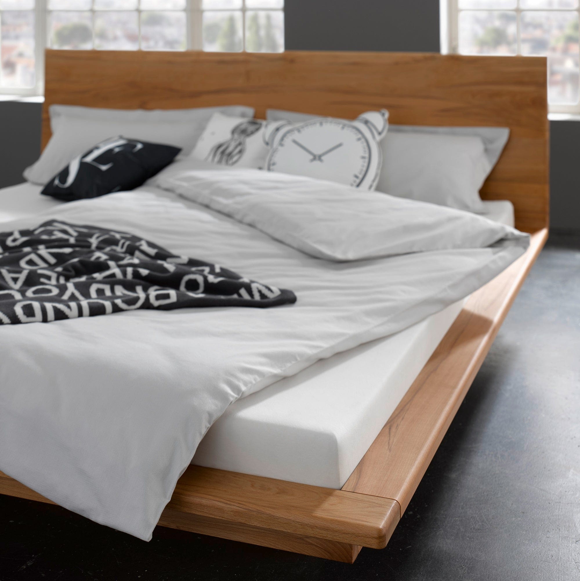 Bett MATIS: Schwebebett 160x200 cm aus Buche Massivholz in modernem Futon Design