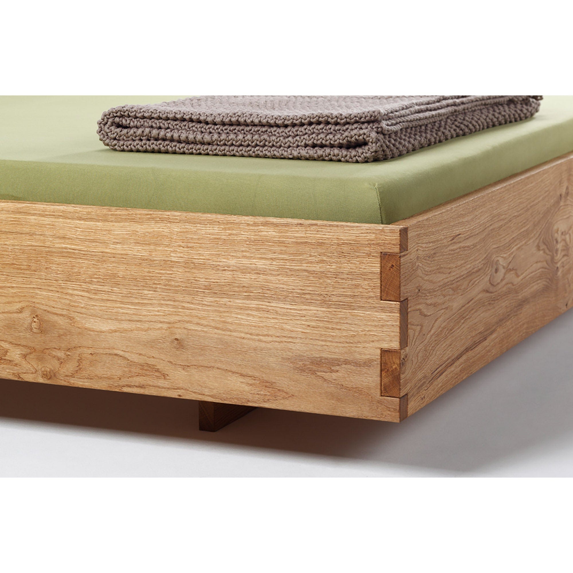 Detail vom NAP Schwebebett aus Naturholz, hier in wilder Eiche 200x200 cm.