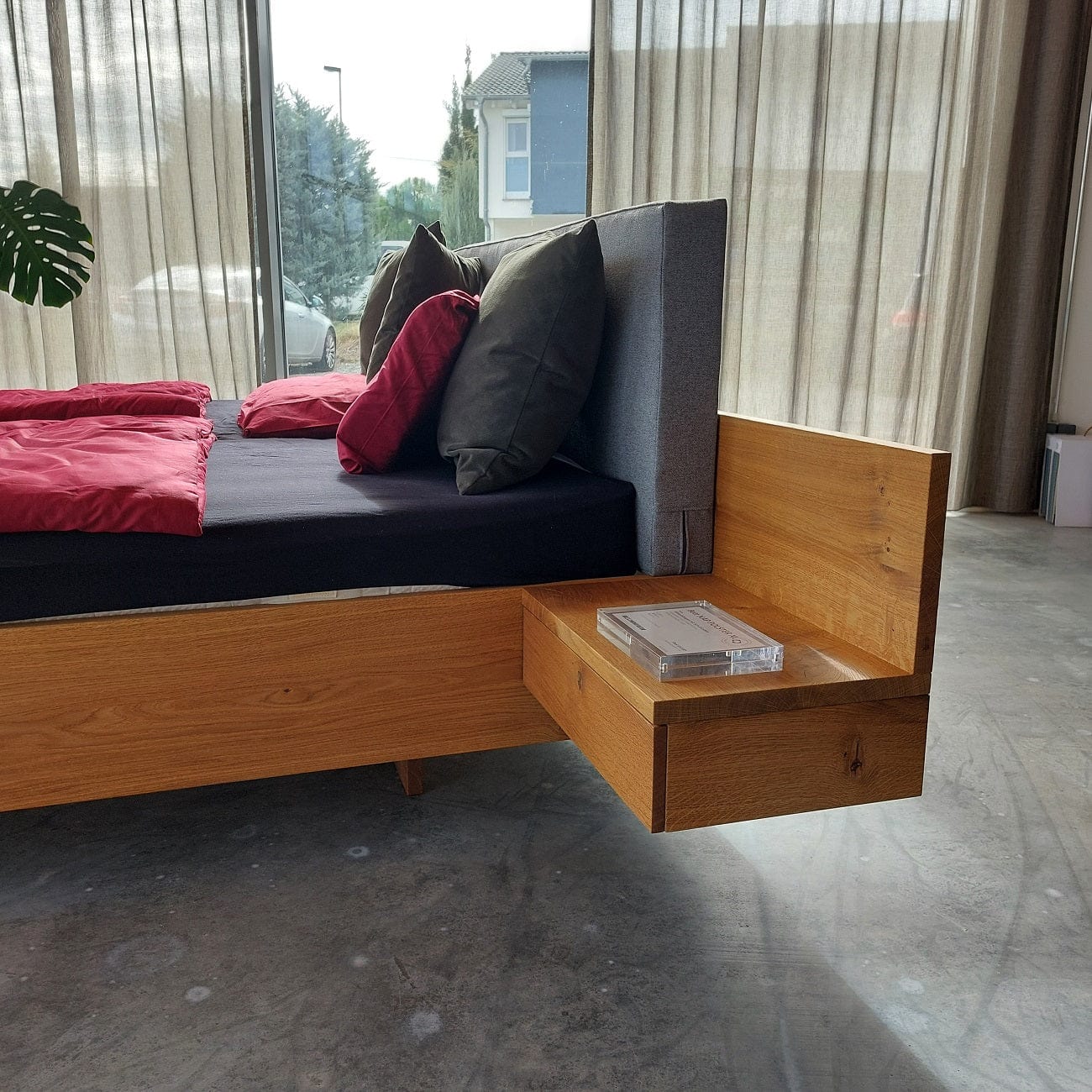 Holzmanufaktur Bett NAP XL Massivholzbett mit Polsterlehne und Konsolen, Wildeiche 180 x 200 cm