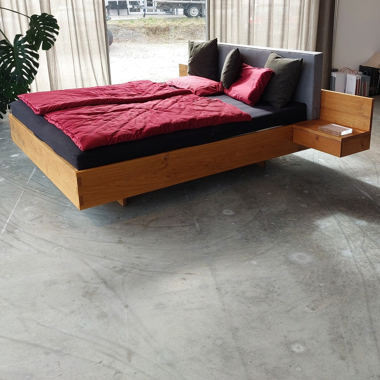 Holzmanufaktur Bett NAP XL Massivholzbett mit Polsterlehne und Konsolen, Wildeiche 180 x 200 cm