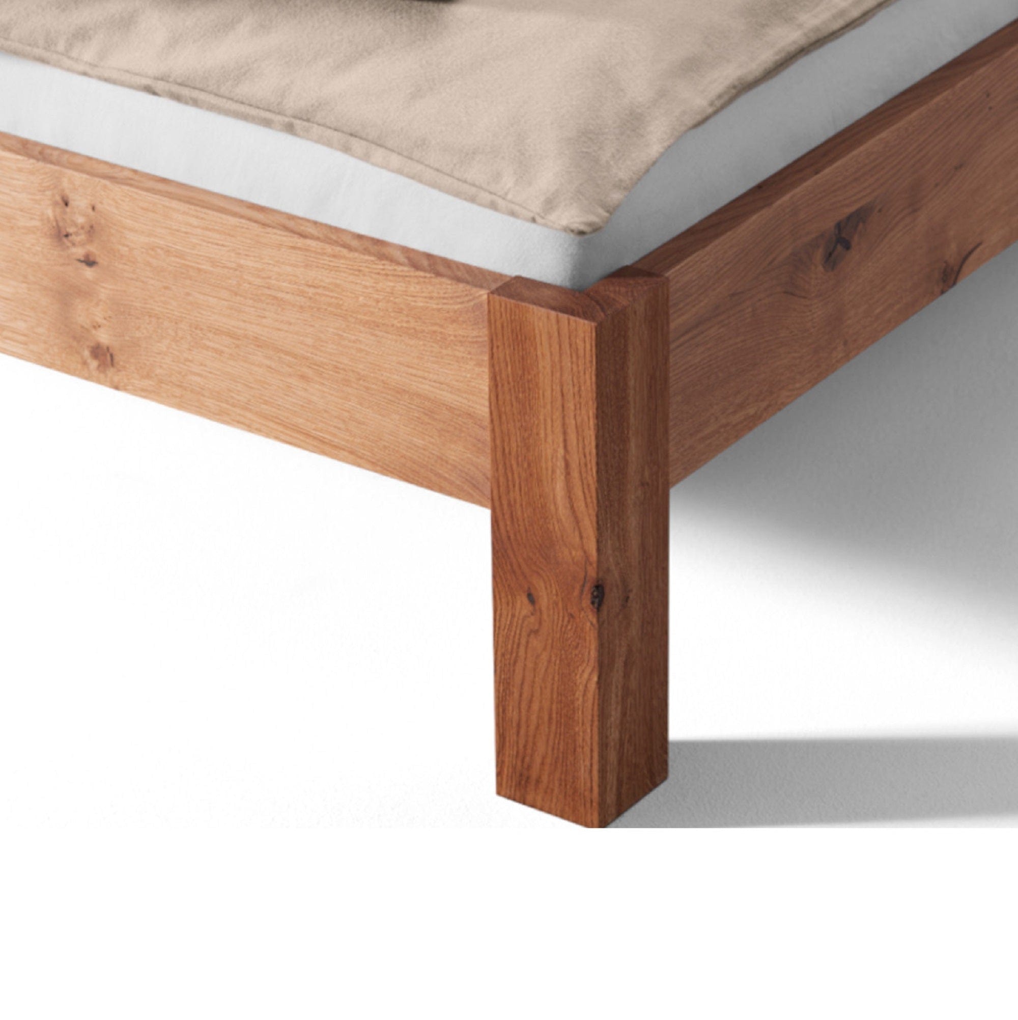 Fußteil-Detail vom niedrigen Holzmanufaktur Bett RION ohne Kopfteil.