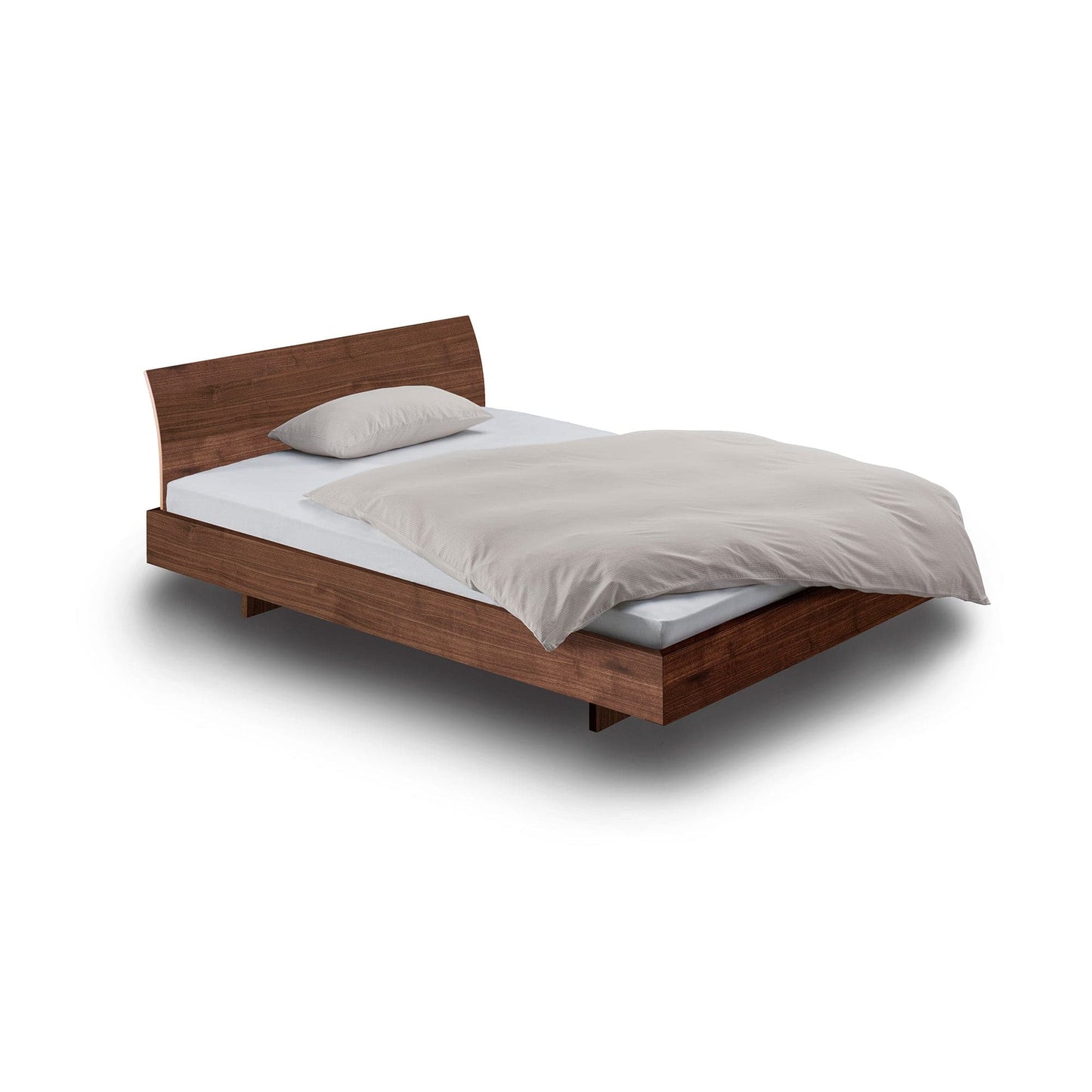 Holzmanufaktur Kufenbett STEP-G, schwebendes Batt aus Massivholz, hier das Bett in Nussbaum 140x200 cm mit gebogener Einsteck-Rückenlehne.