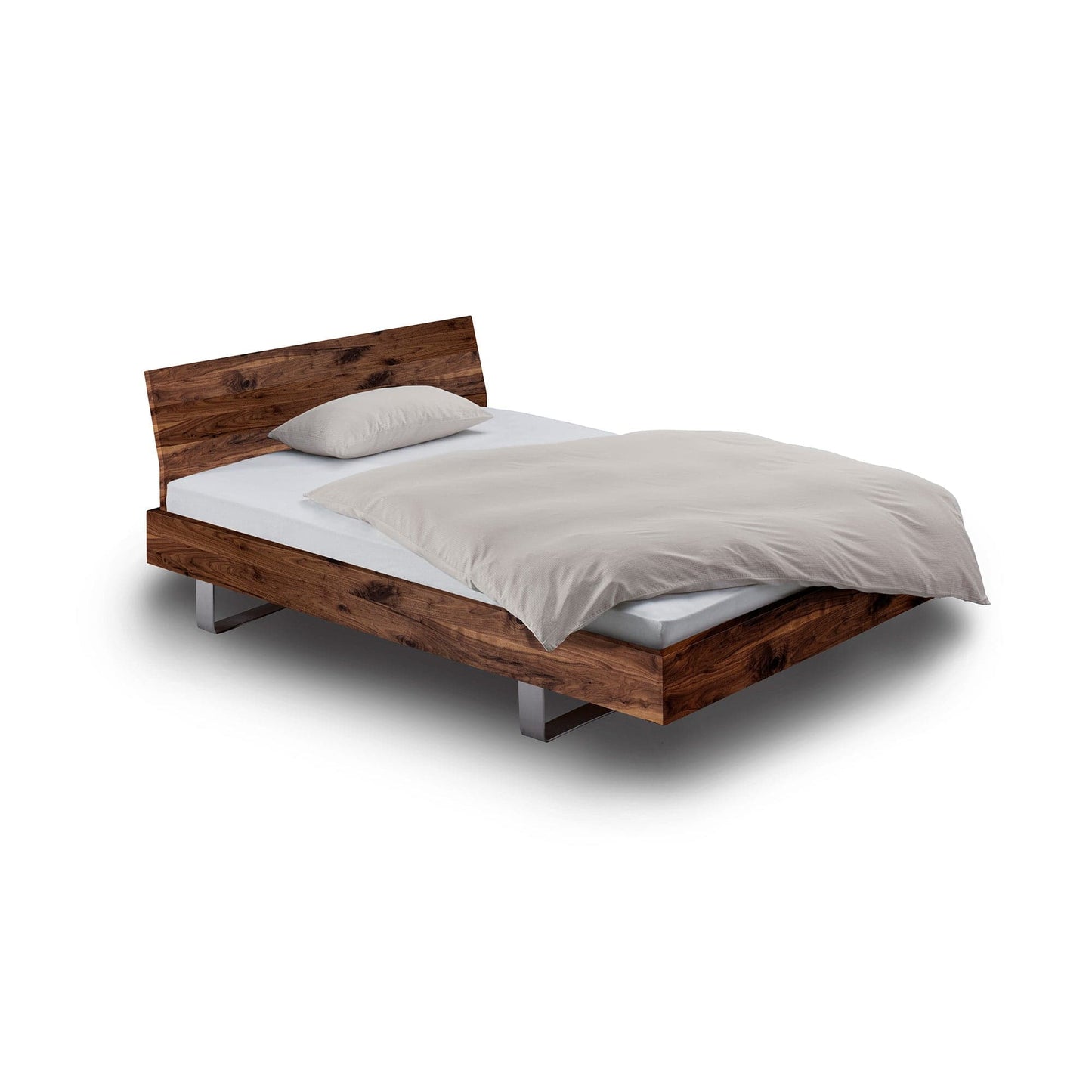 Bett STEP-G der Holzmanufaktur: Kufenbett mit Edelstahl-Kufen, hier das Bett in wildem Nussbaumholz 140x200 cm mit gebogener Einsteck-Rückenlehne.