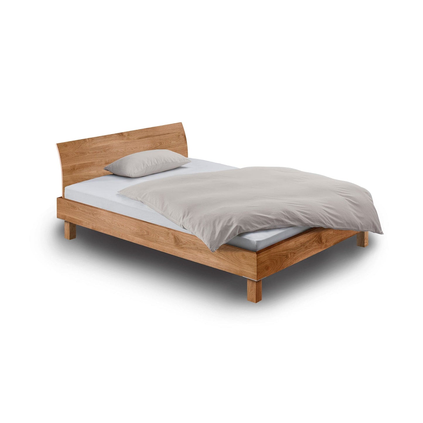 Variante vom Kufenbett STEP-G der Holzmanufaktur mit eingerückten Beinen: Hier das Bett in Eichenholz 180x200 cm mit gewinkelter Einsteck-Rückenlehne.