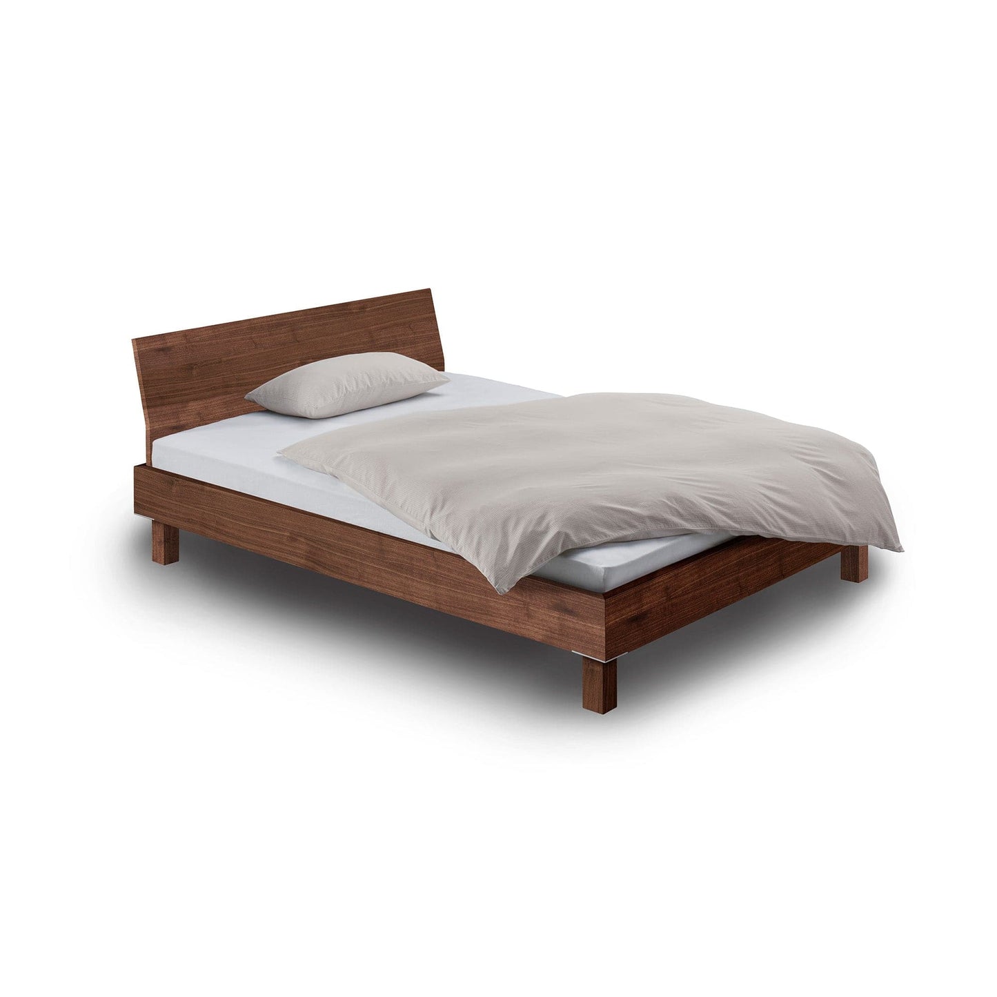 Variante vom Kufenbett STEP-G der Holzmanufaktur mit eingerückten Beinen: Hier das Bett in Nussbaum 90x200 cm mit gewinkelter Einsteck-Rückenlehne.