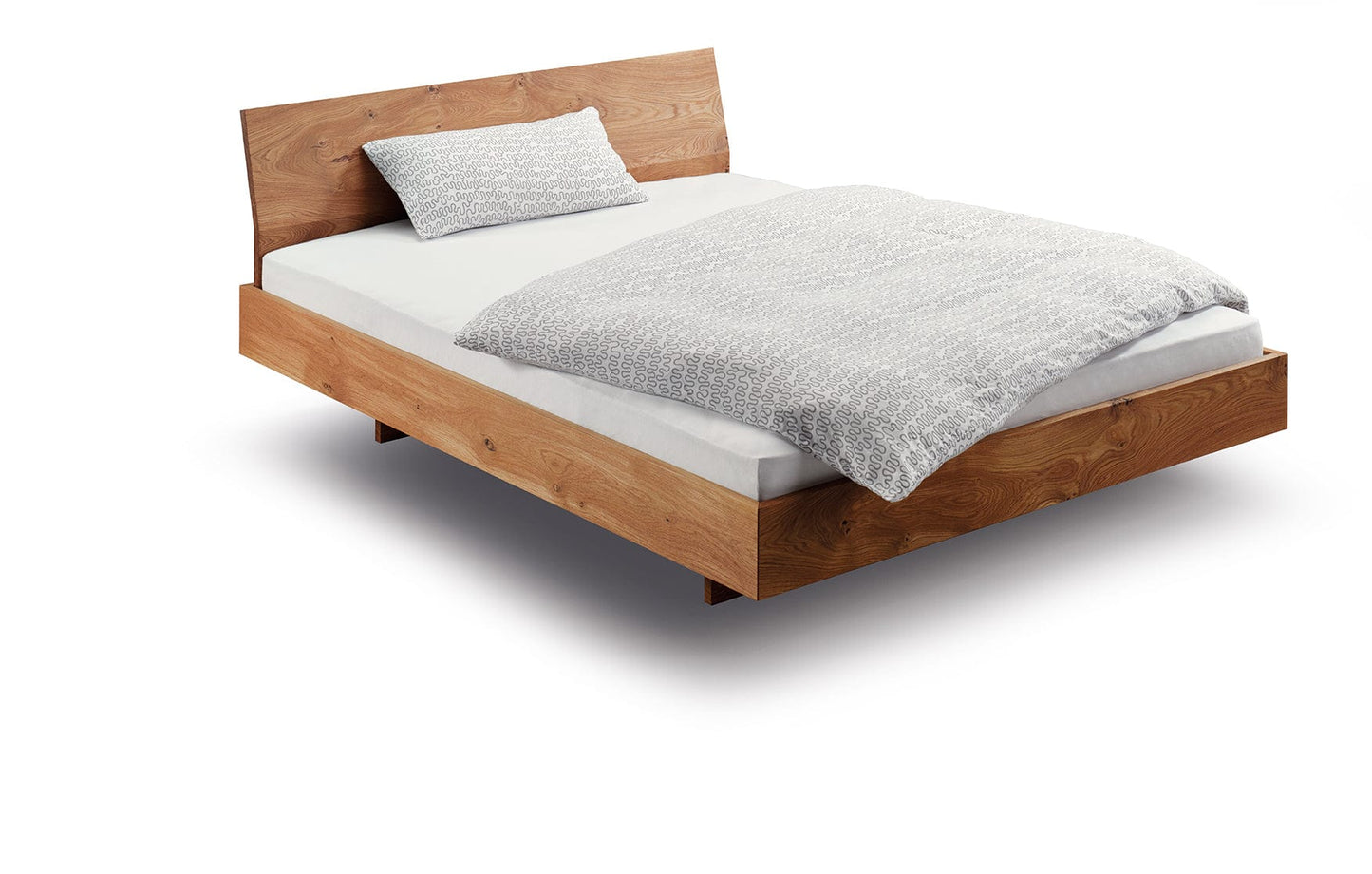 Kufenbett STEP-G der Holzmanufaktur: Hier das Bett in Wildeiche mit gewinkelter Lehne.