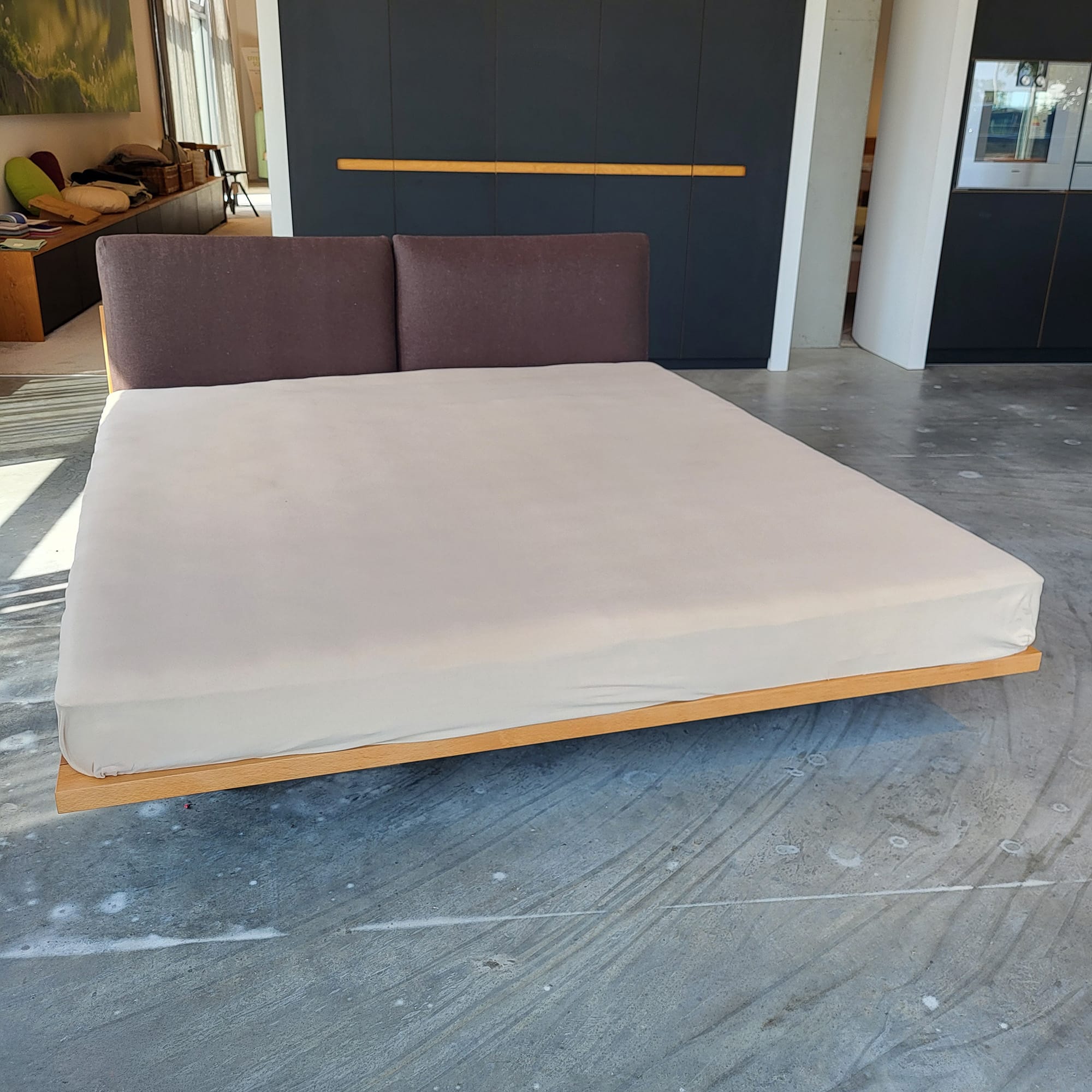 Holzmanufaktur SWING Bett mit Lattenrost 180 x 200cm Kernbuche mit Polsterkissen (braun) Bett SWING mit Lattenroste Kernbuche mit Polsterkissen (braun)
