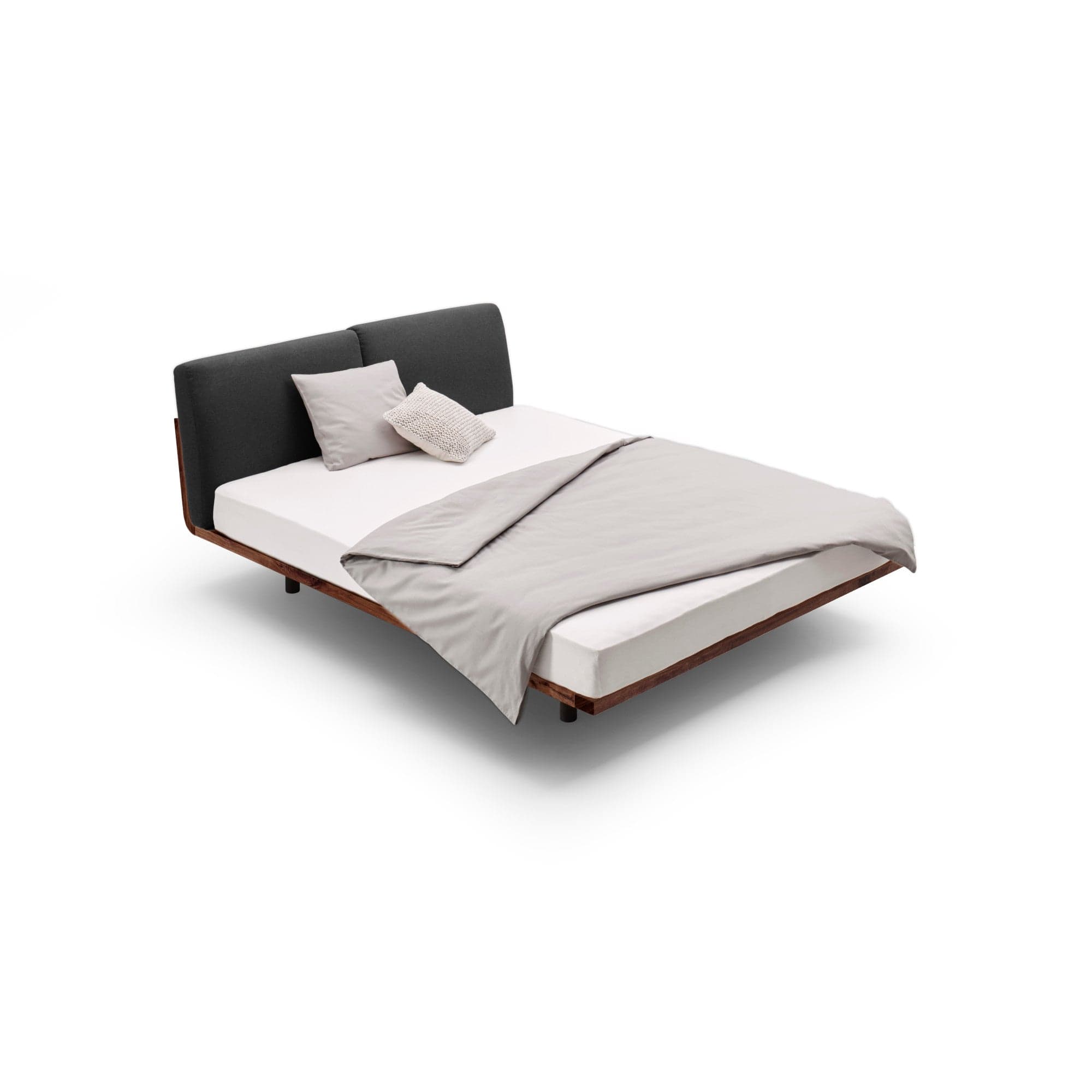 Schwebebetten SWING der Holzmanufaktur: Design Betten aus wildem Nussbaum Massivholz mit Polster-Rückenlehne aus Naturmaterialien.