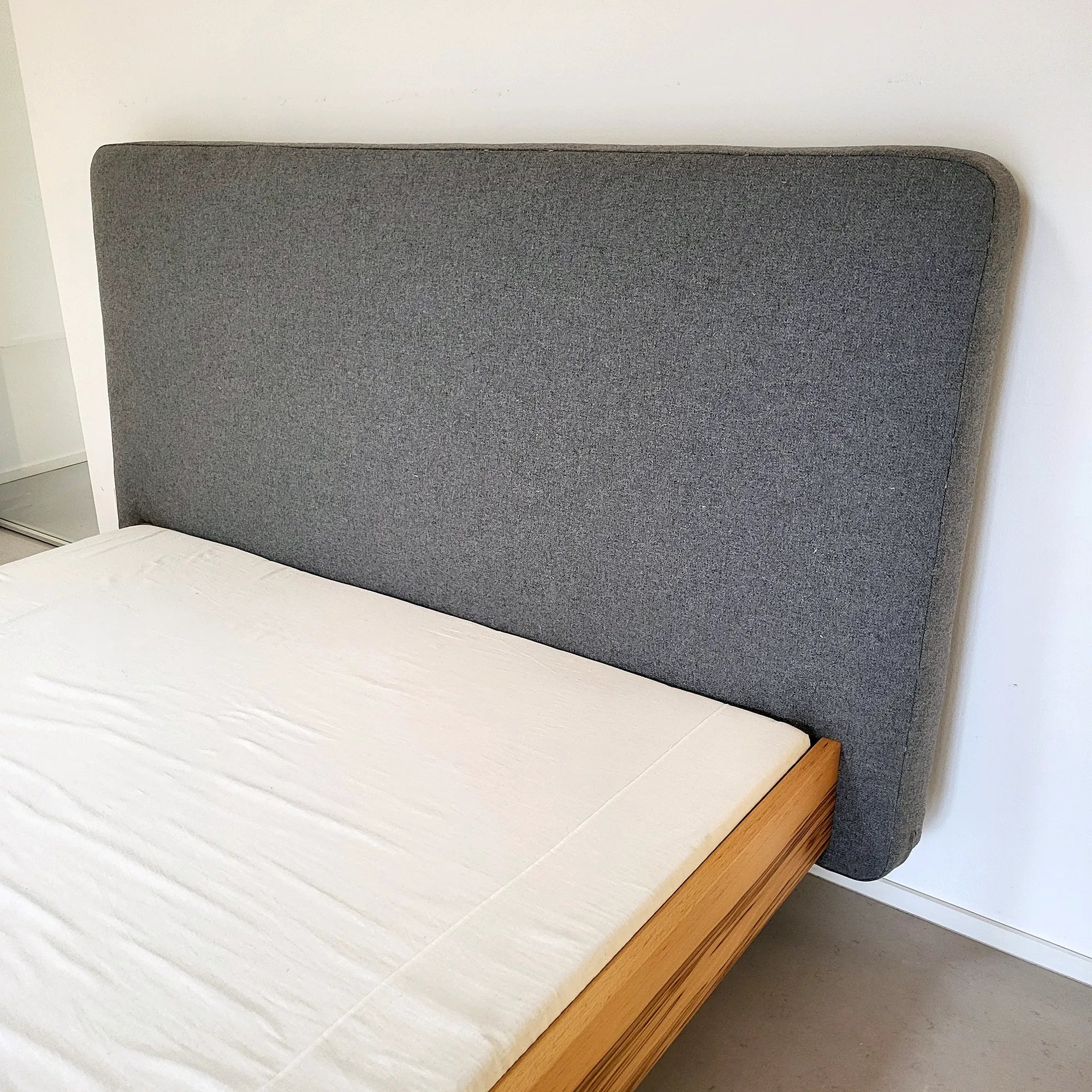 Holzmanufaktur TALOS Bett mit Polsterlehne grau Kernbuche 160 x 200 cm TALOS Bett mit Polsterlehne grau Kernbuche 160 x 200 cm