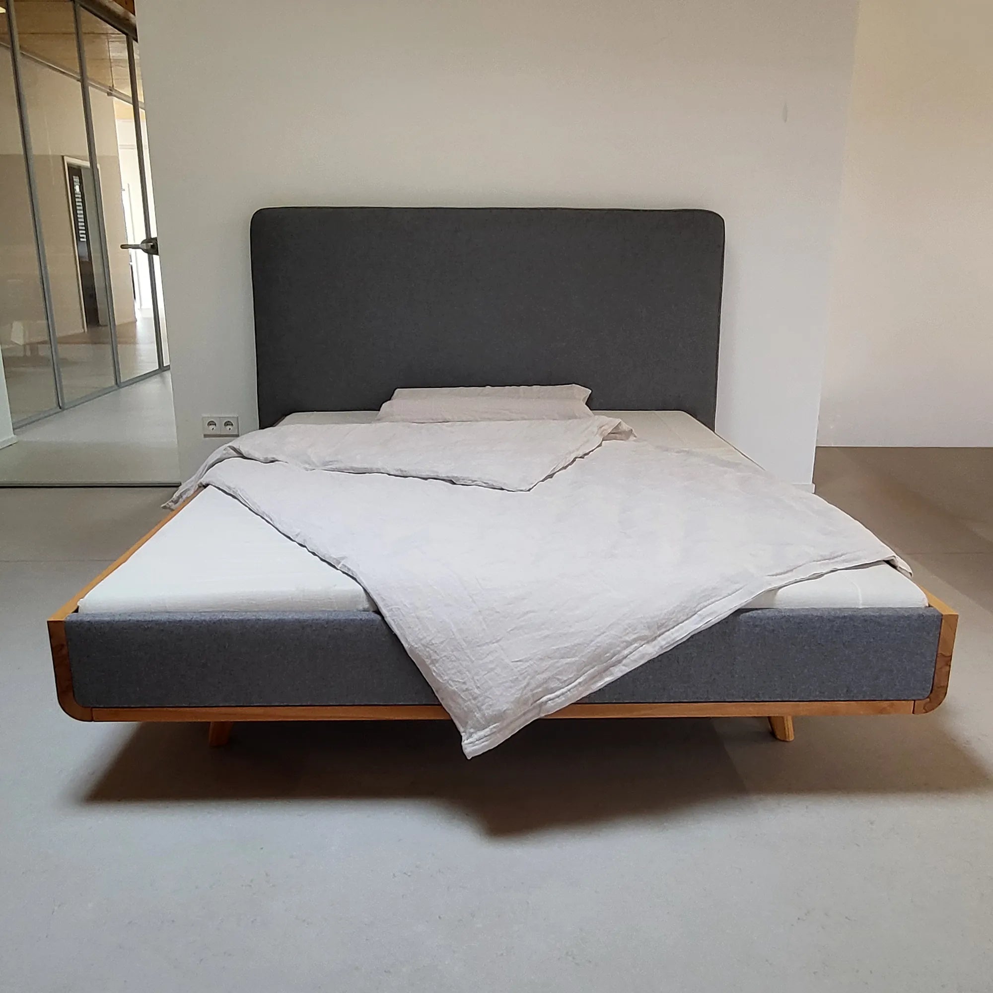 Holzmanufaktur TALOS Bett mit Polsterlehne grau Kernbuche 160 x 200 cm TALOS Bett mit Polsterlehne grau Kernbuche 160 x 200 cm