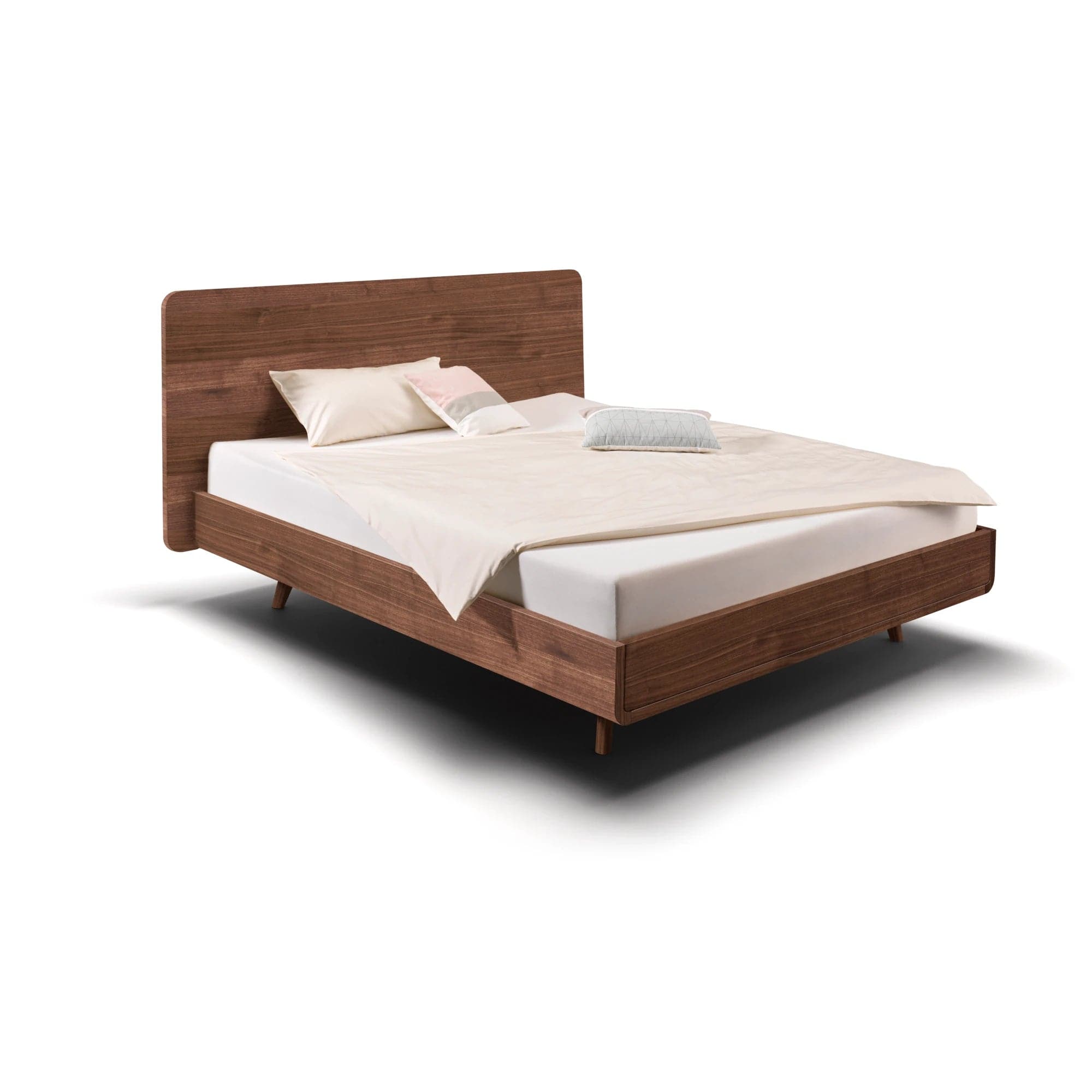 Bett TALOS aus wildem Nussbaum mit hohem Holzkopfteil im Boxspring Look.