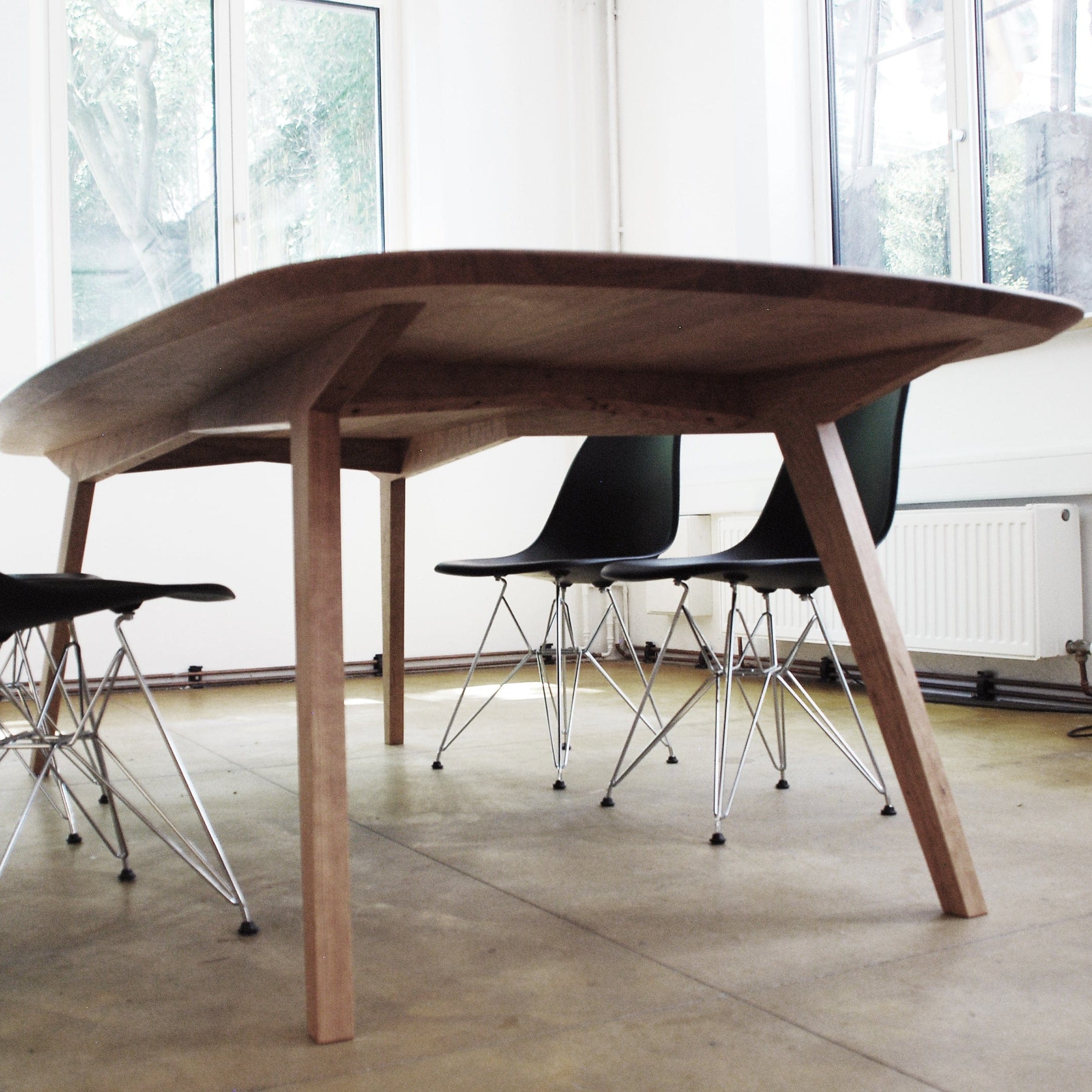 Neuentwicklung Besprechungstisch aus Nussbaum Massivholz im Architekten-Design