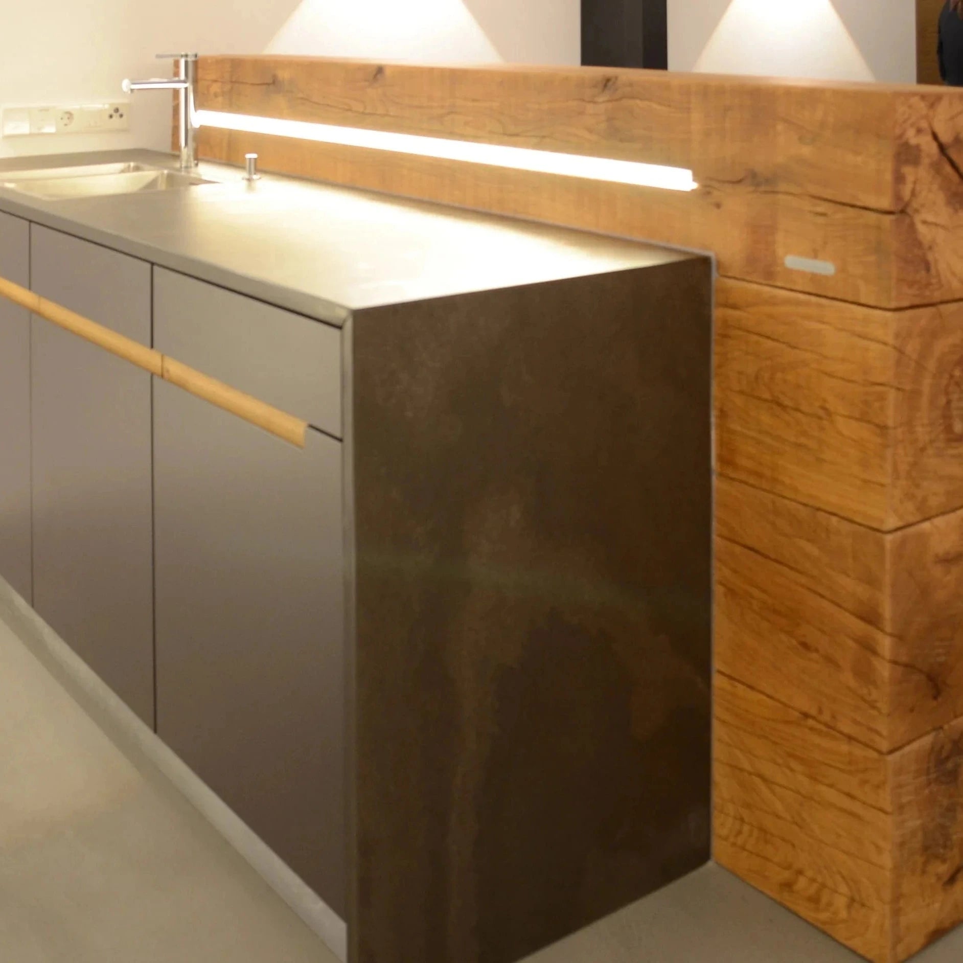 Küchenzeile anthrazit mit einer Theke aus Eichebalken zur Getränkeausgabe bei Veranstaltungen in den Geschäftsräumen.