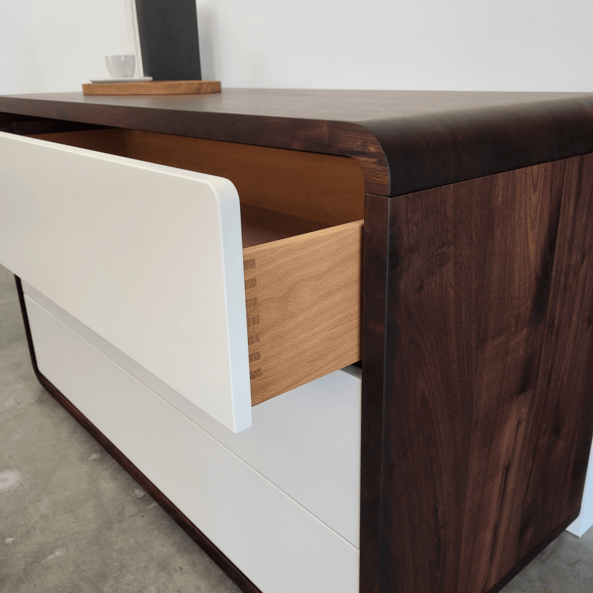 Holzmanufaktur COM:KO 01 Kommode - weiße Fronten RAL9010 matt (120 x 71 x 49 cm) COM:KO 01 Kommode - weiße Fronten RAL9010 matt (120 x 71 x 49 cm)