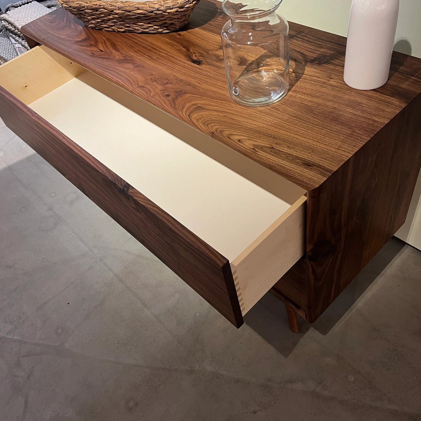 Holzmanufaktur Kommode Kommode DONNA, Wildnuss, mit Schubkästen
