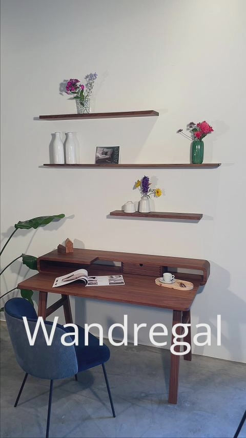 Holz Wandregal schwebend. aus massivem Eichenholz mit Baumkante
