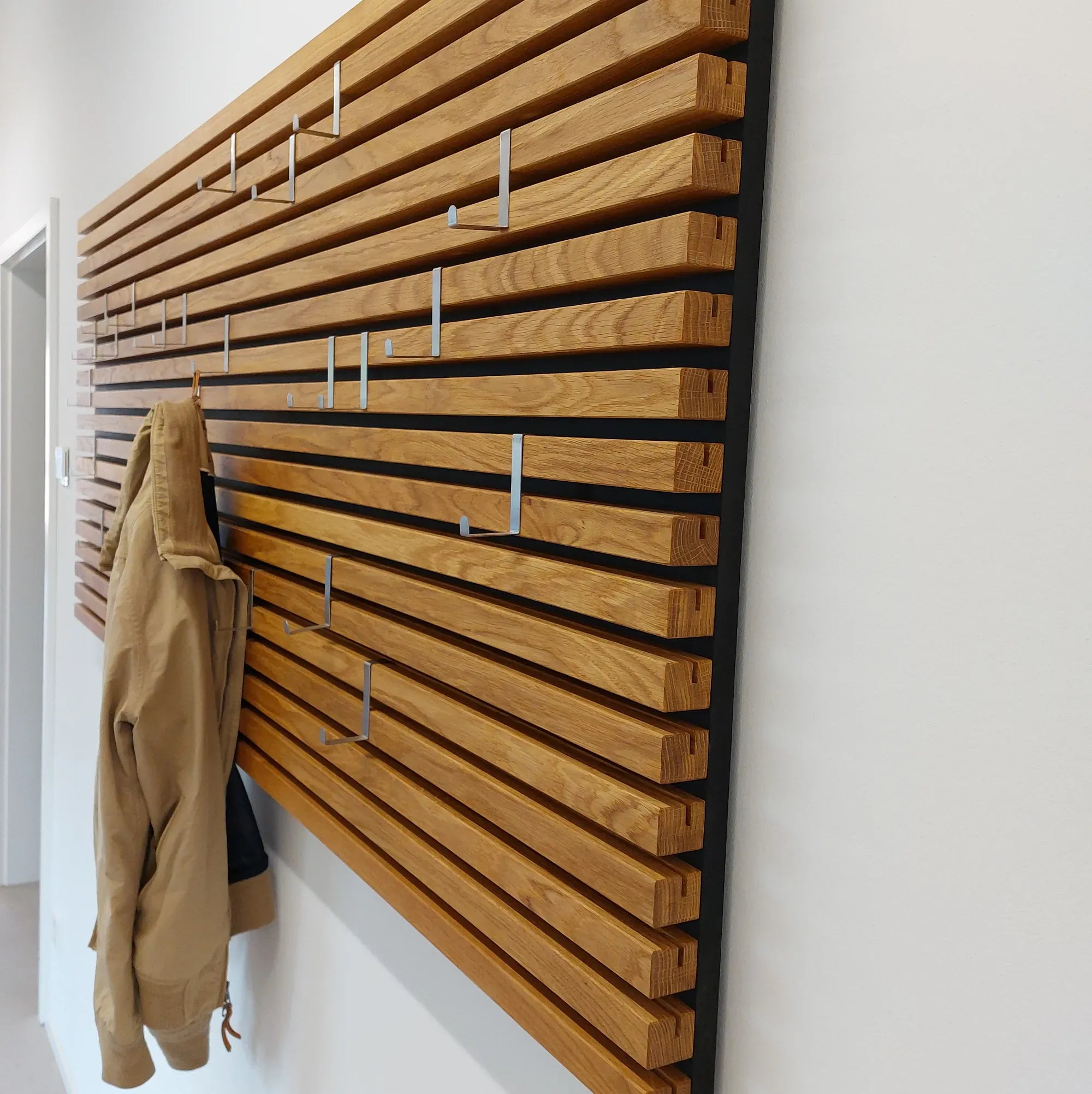 Holzmanufaktur Garderobenpaneel nach Maß aus Eiche Massivholz