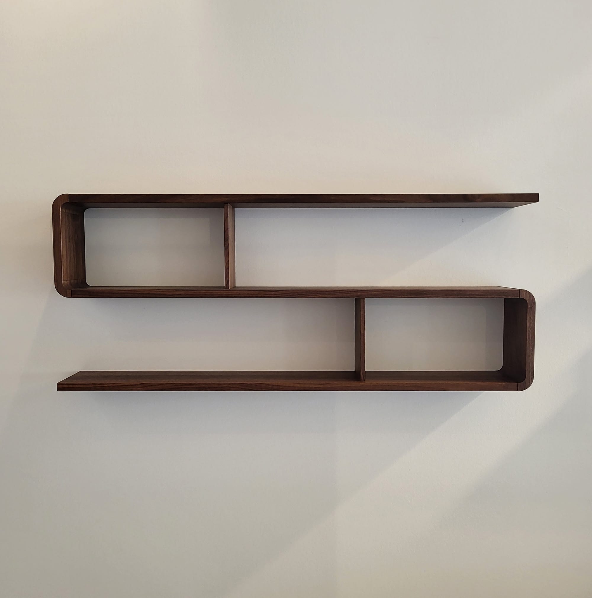 Holzmanufaktur Regal COM:CI in S-Form mit 3 Böden, 140 x 58 x 20 cm Nussbaum Regal COM:CI in S-Form mit 3 Böden, 140 x 58 x 20 cm Nussbaum