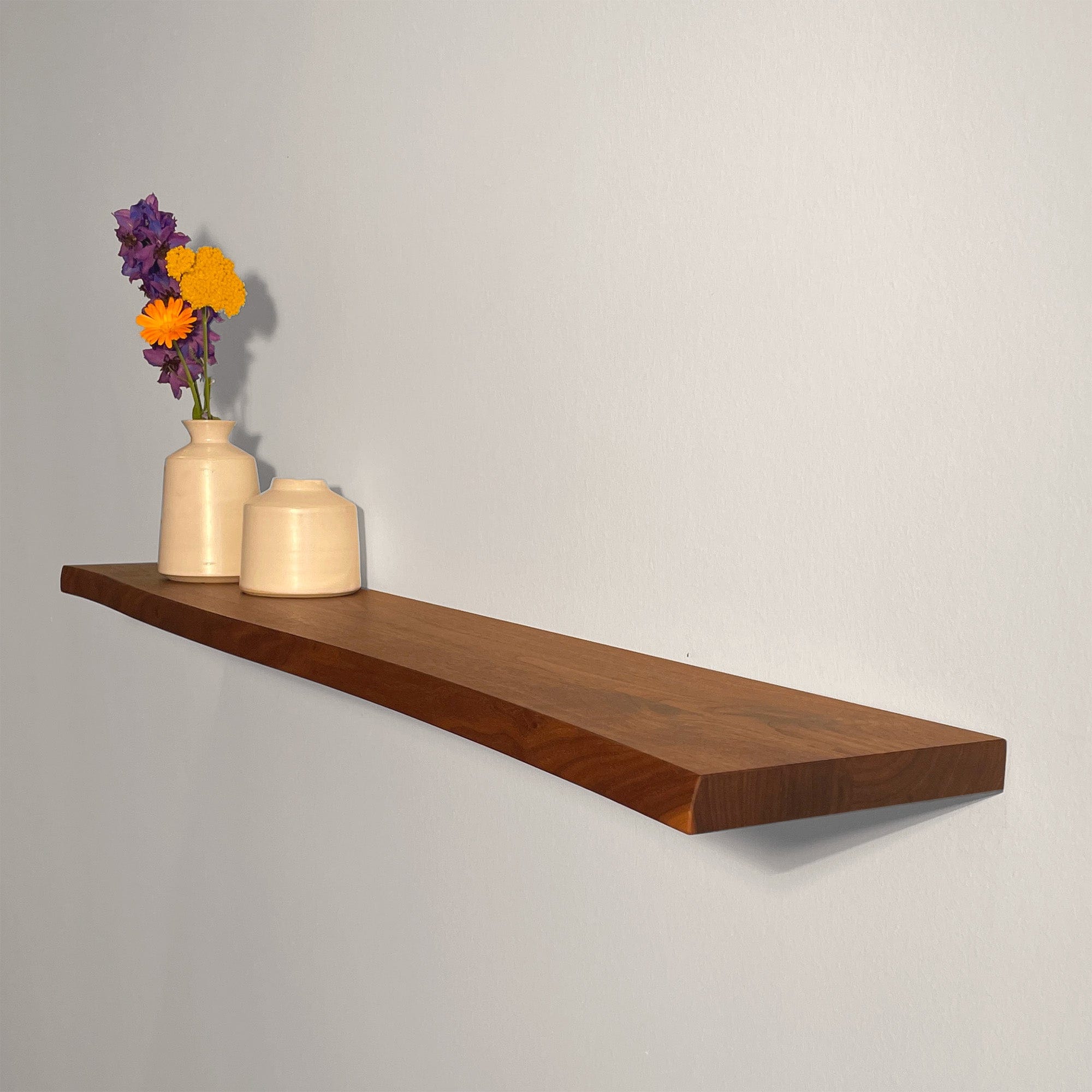 Regalbrett nach Maß aus massivem Nussbaum-Holz mit Baumkante