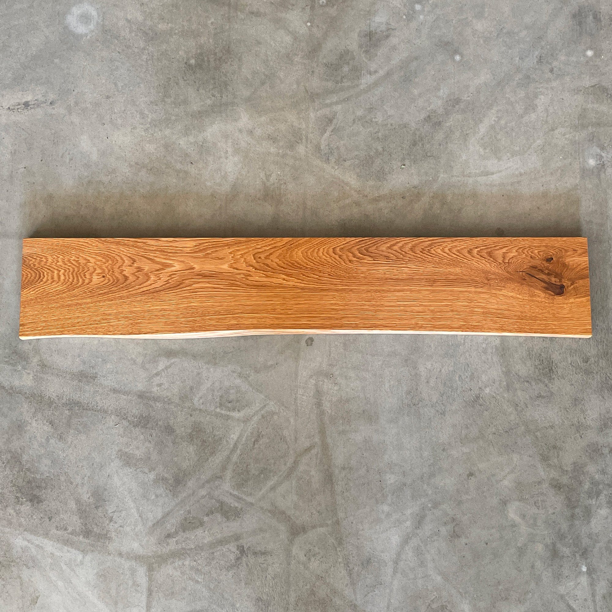 Regalbrett mit Baumkante aus wildem, astigem Eichenholz