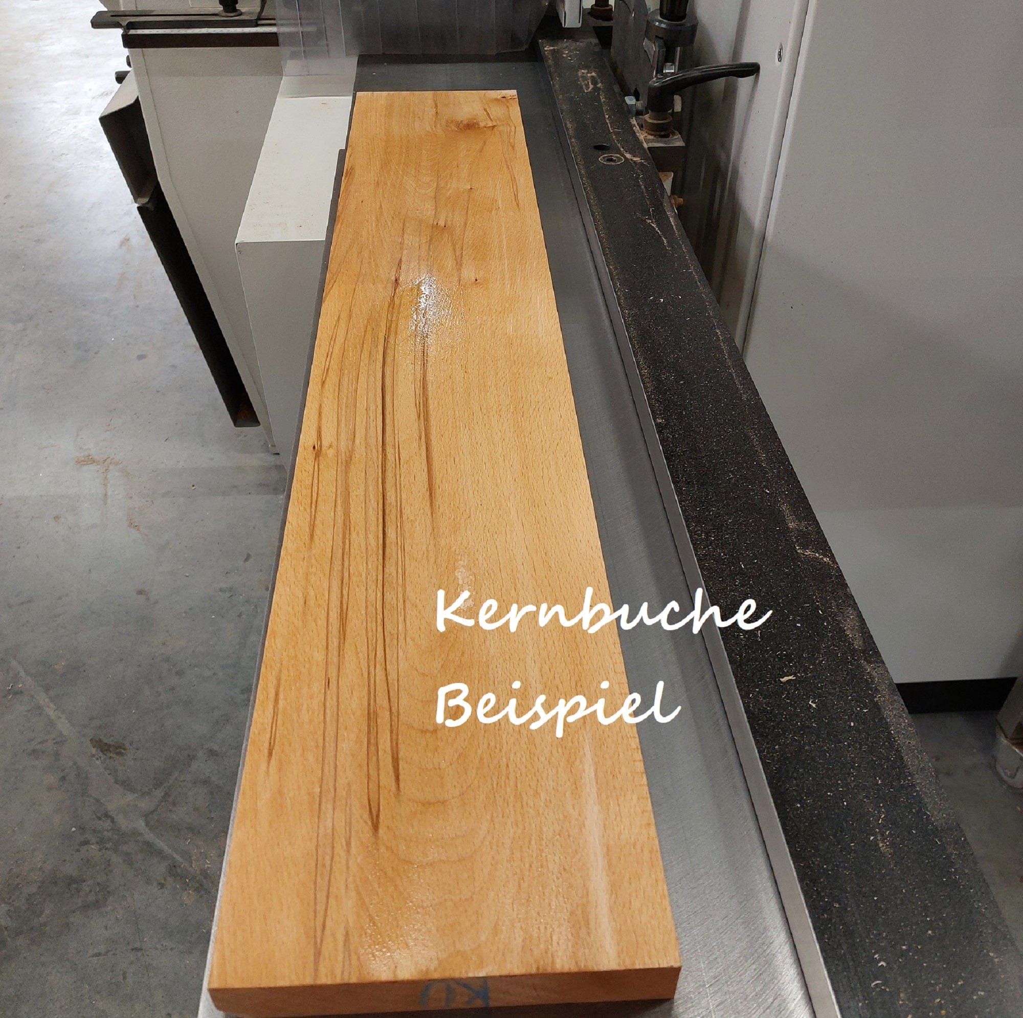 Massives Regalbrett mit unsichtbarer Halterung aus Vollholz mit Baumkante