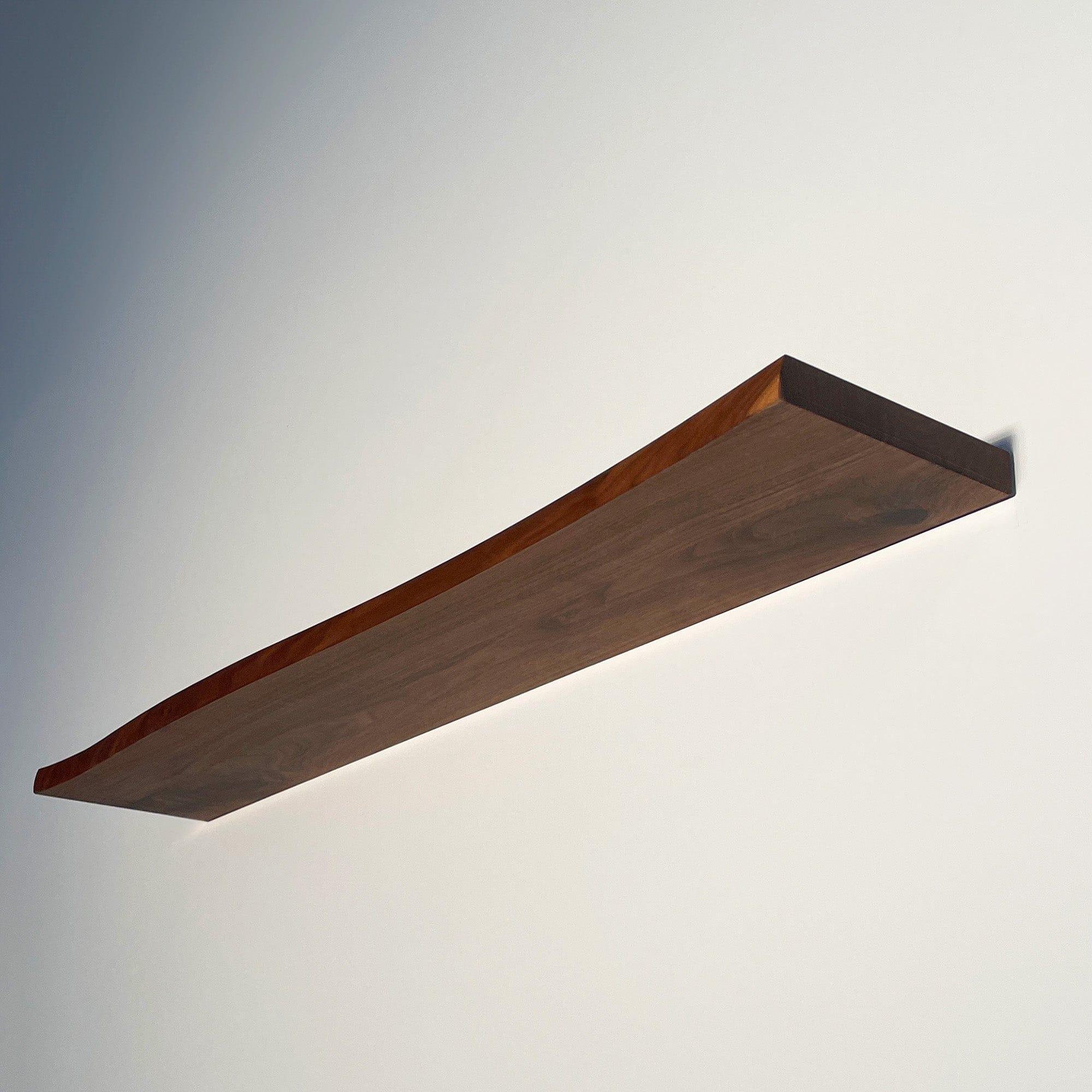 Wandregal aus Kirschbaum Massivholz in Nussbaum in Schreiner-Qualität