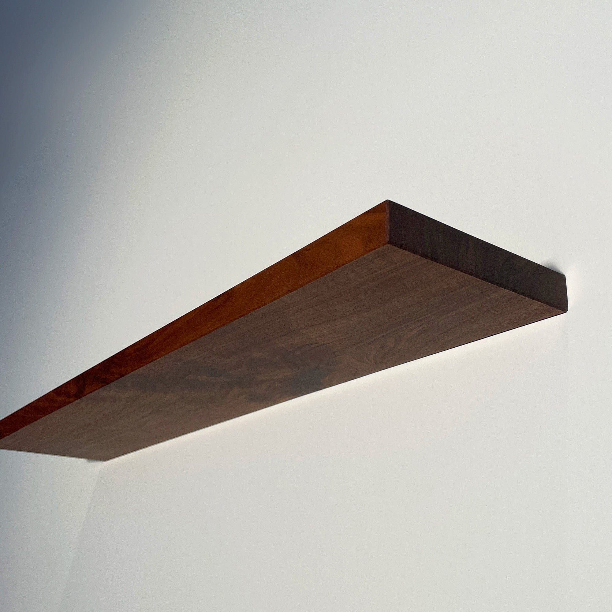 Holzmanufaktur Wandregale aus Nussbaum-Holz sofort lieferbar