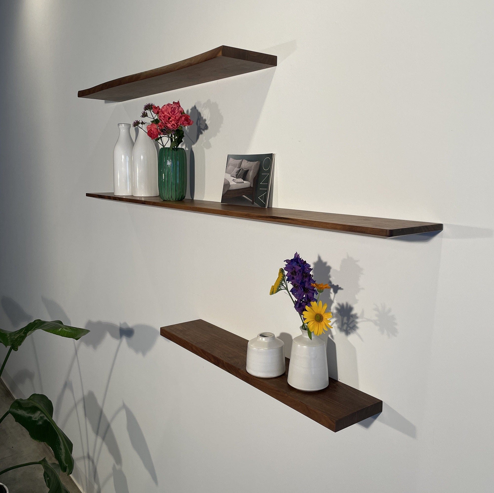 Wandregal aus massivem Holz in Nussbaum mit Baumkante