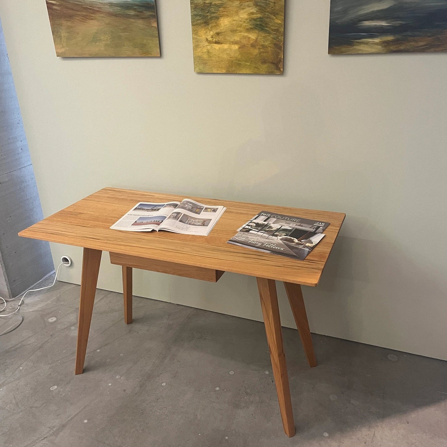 Kleiner Schreibtisch mit Schubkasten in massiver Kernbuche