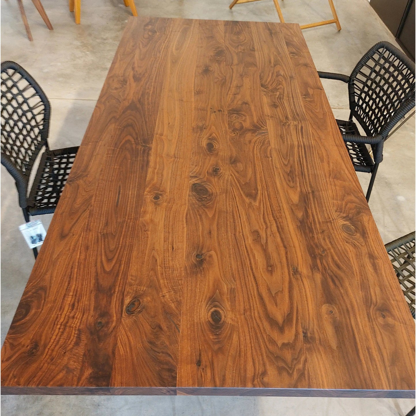 Abverkauf Ausstellungsstück: Tisch FLOAT Massivholztisch, Wildnuss 200 x 90 x 75 cm