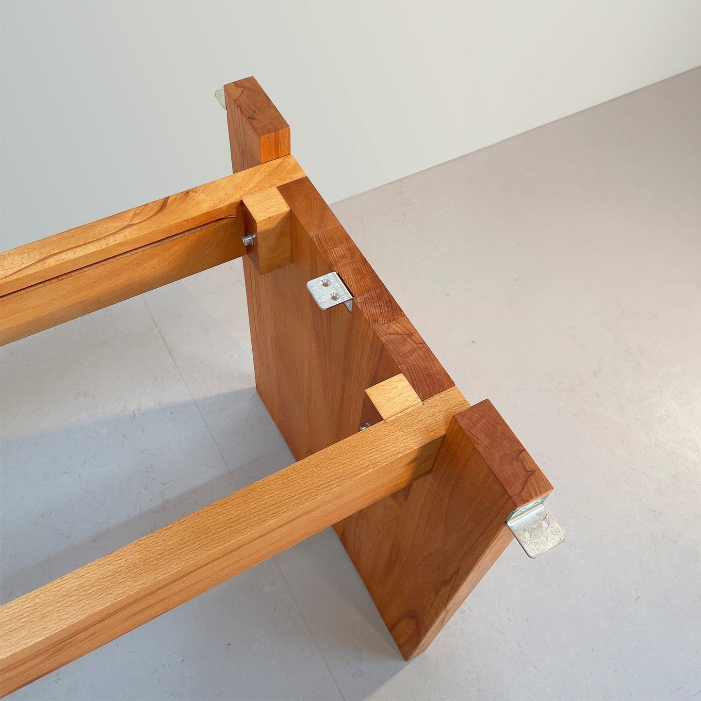 ZEN/10 Massivholztisch der Holzmanufaktur. Design von den Stuttgarter Architekten Bottega + Ehrhardt