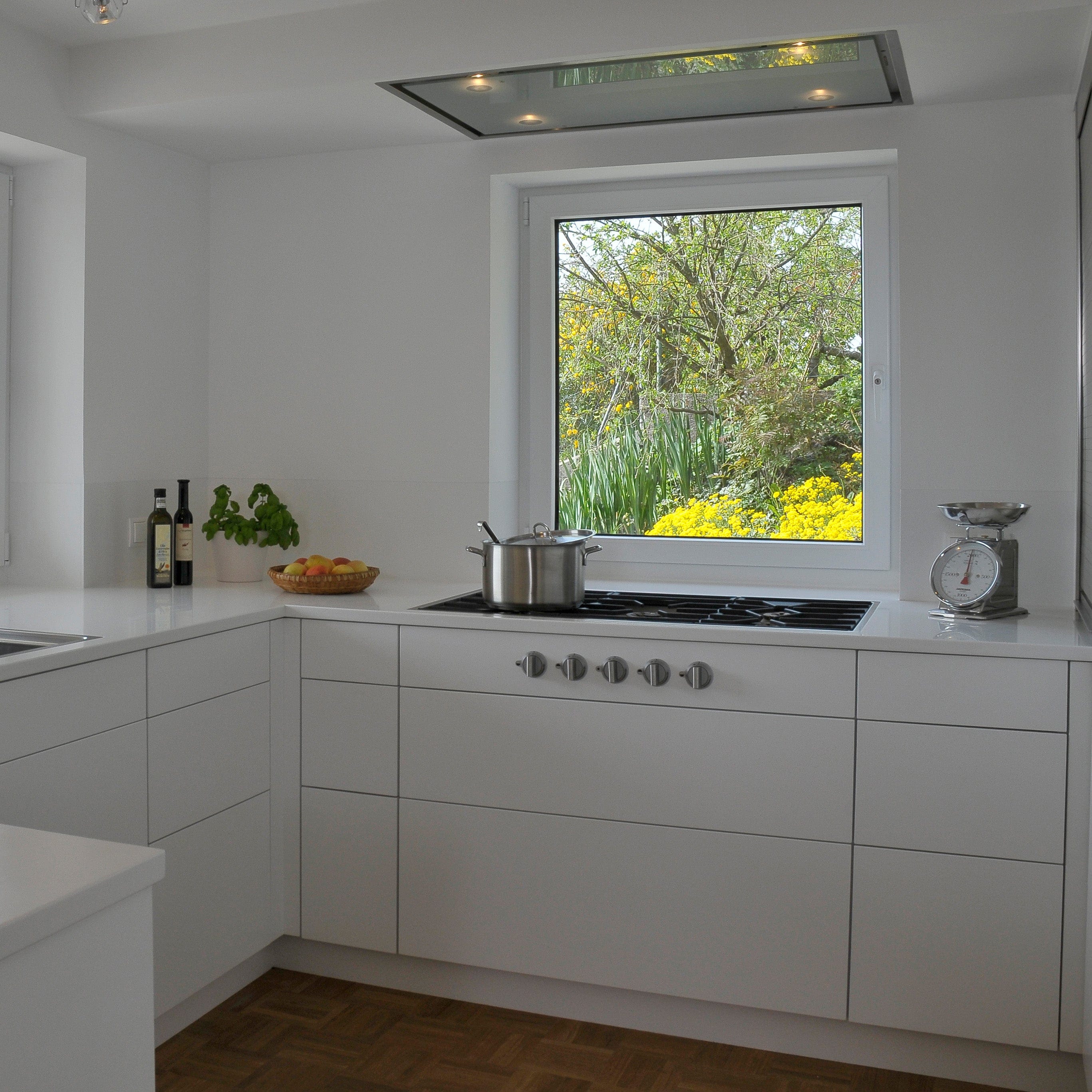 Die weiße Küche mit Holz kombiniert aus unserer Schreinerei In der Nähe von Stuttgart und Ludwigsburg