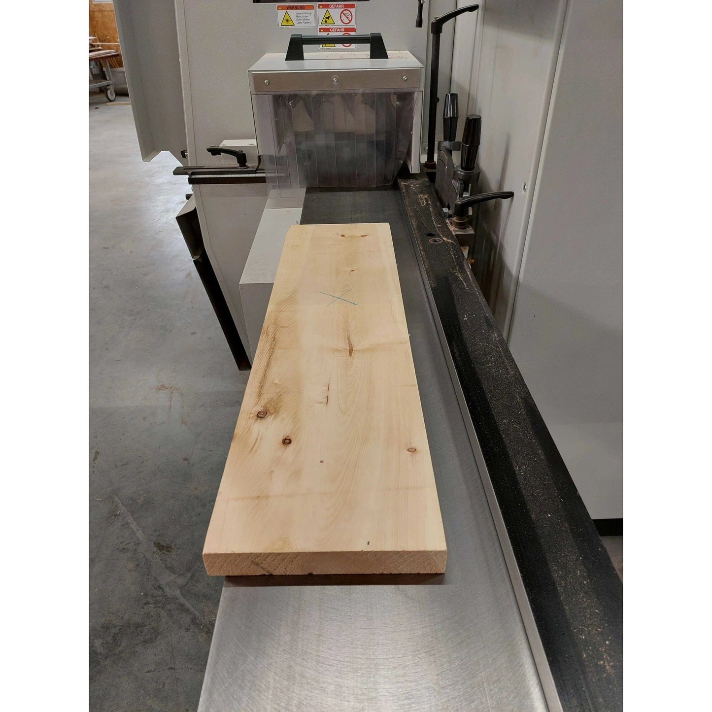 Zirbenholz 24mm auf der Hobelmaschine