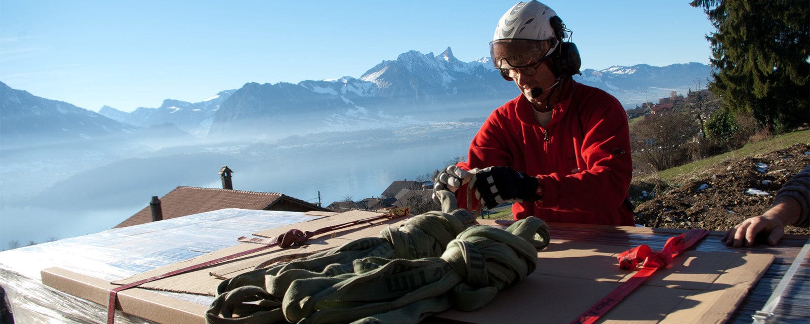 Anlieferung des Küchenblocks aus Massivholz mit dem Helikopter