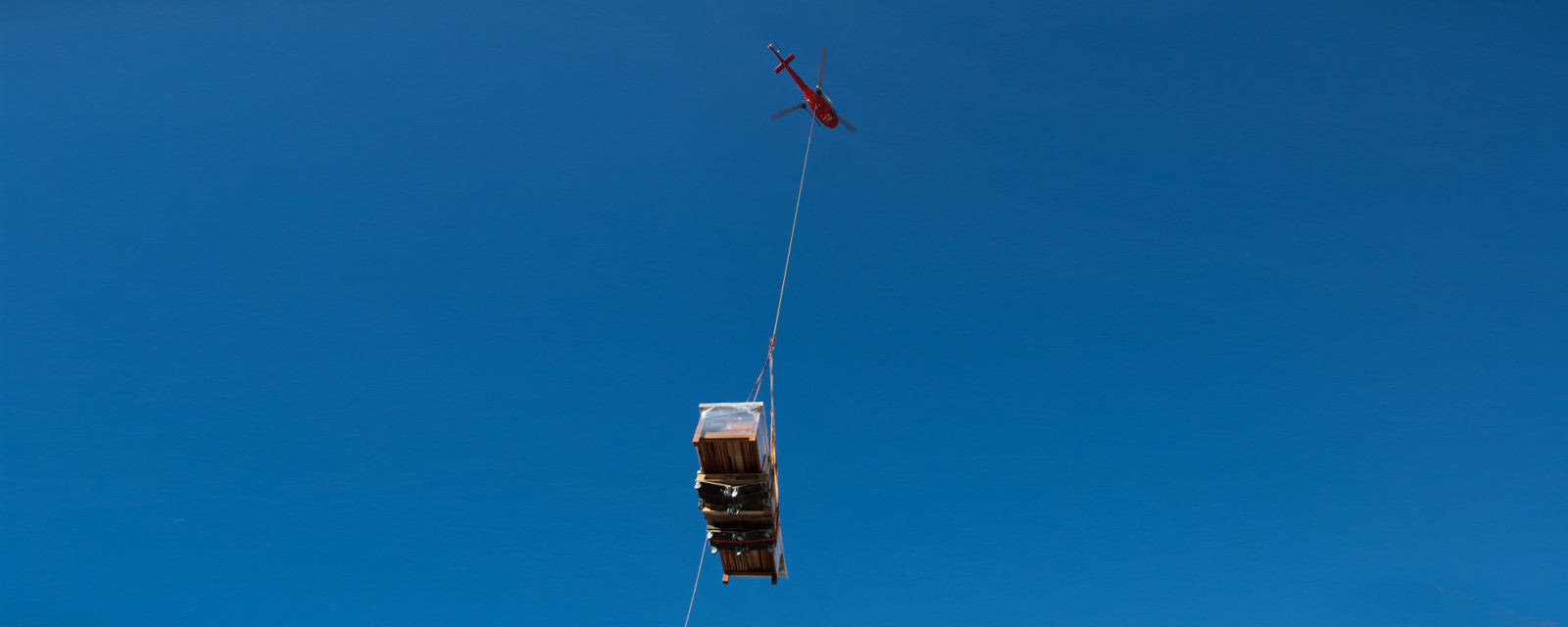 Der Küchenblock aus massiver Alteiche am Haken des Helikopters