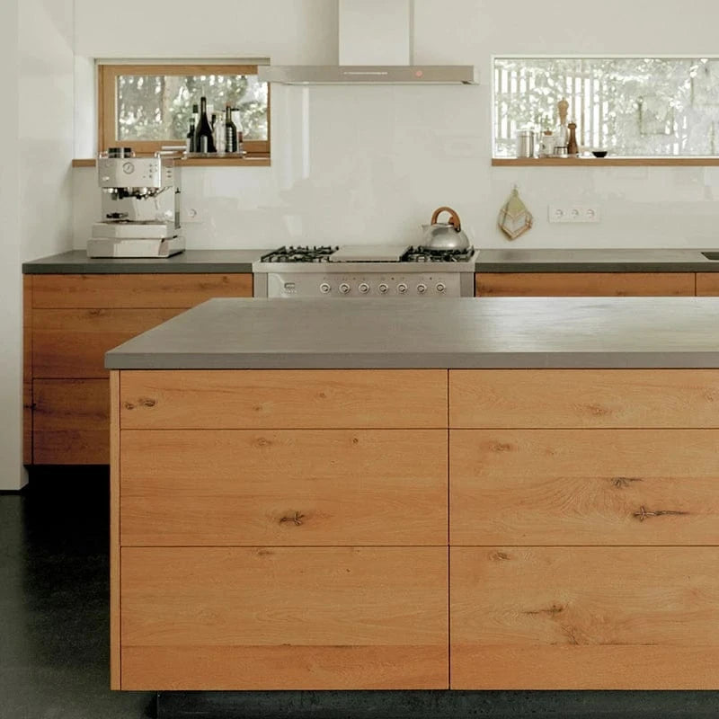 Moderne und Individuelle Luxus Holzküche für ein modernes Haus. Aus unserer Tischlerei nach Maß aus massiver Wildeiche gefertigt.