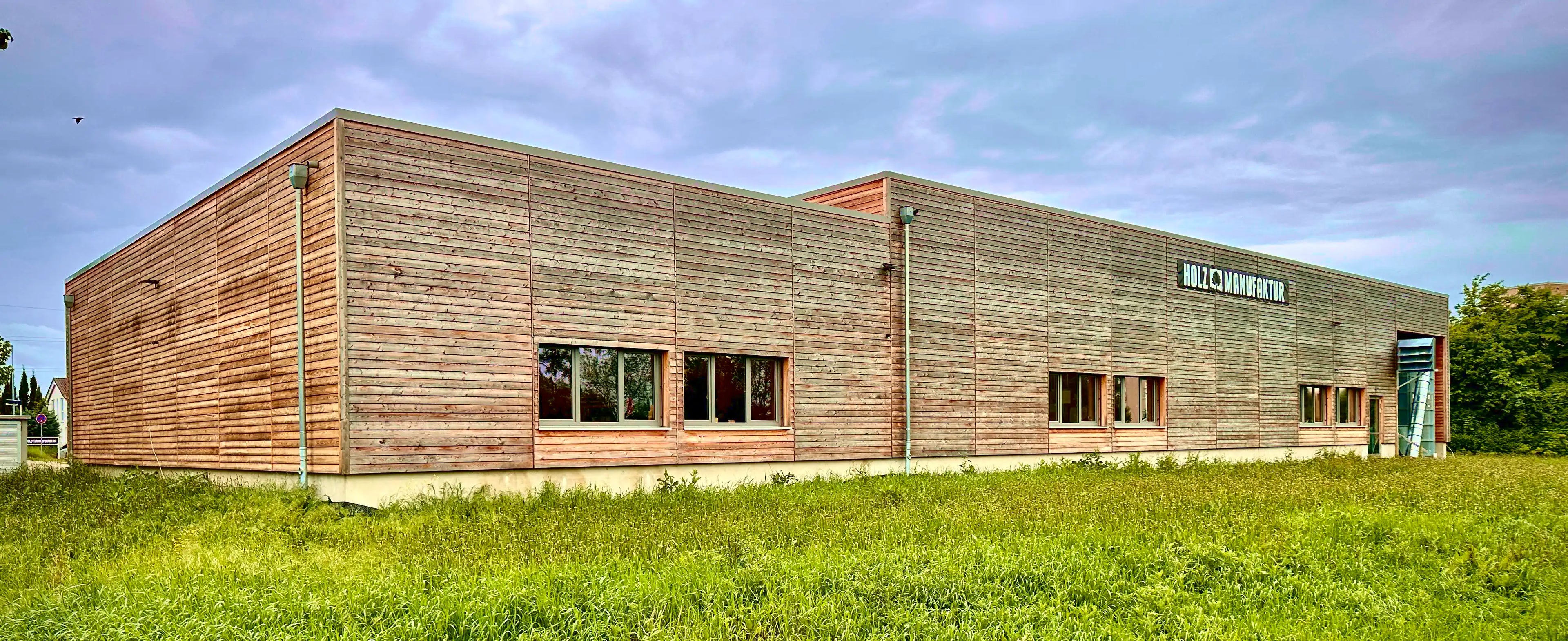 Ansicht von Norden: Gebäude der Schreinerei Holzmanufaktur in Möglingen, Nähe Stuttgart und Ludwigsburg