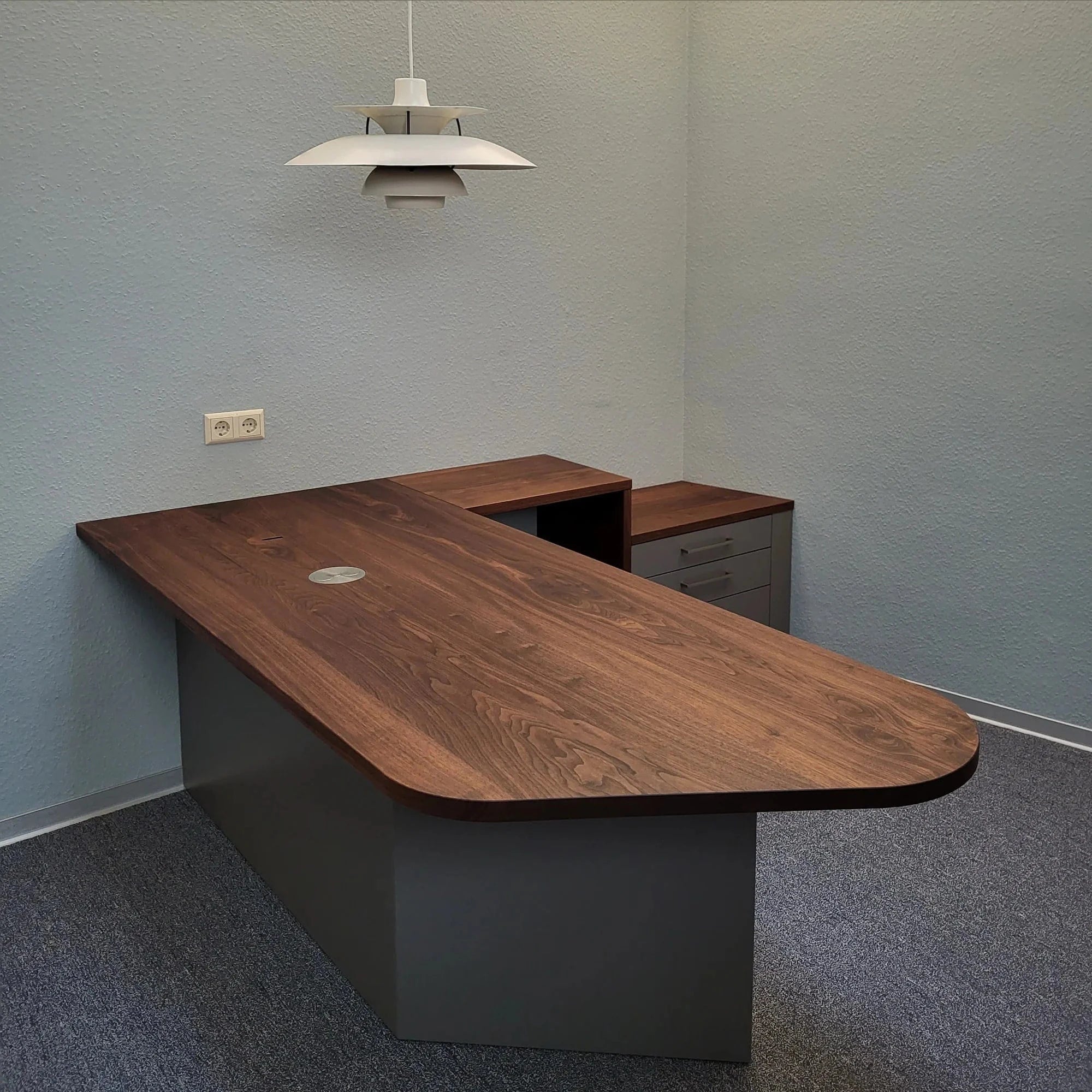 Schreibtisch für den Chef auf massivem Nussbaum mit Containern in anthrazit kombiniert.