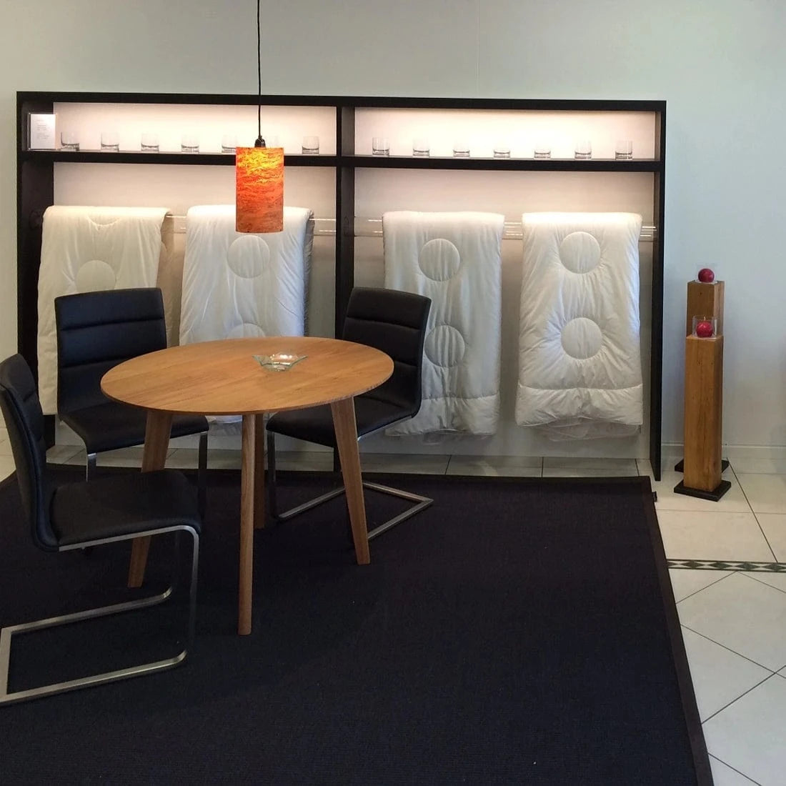 Präsentationsegal für Bettdecken im Showroom von Hüsler Nest Zug