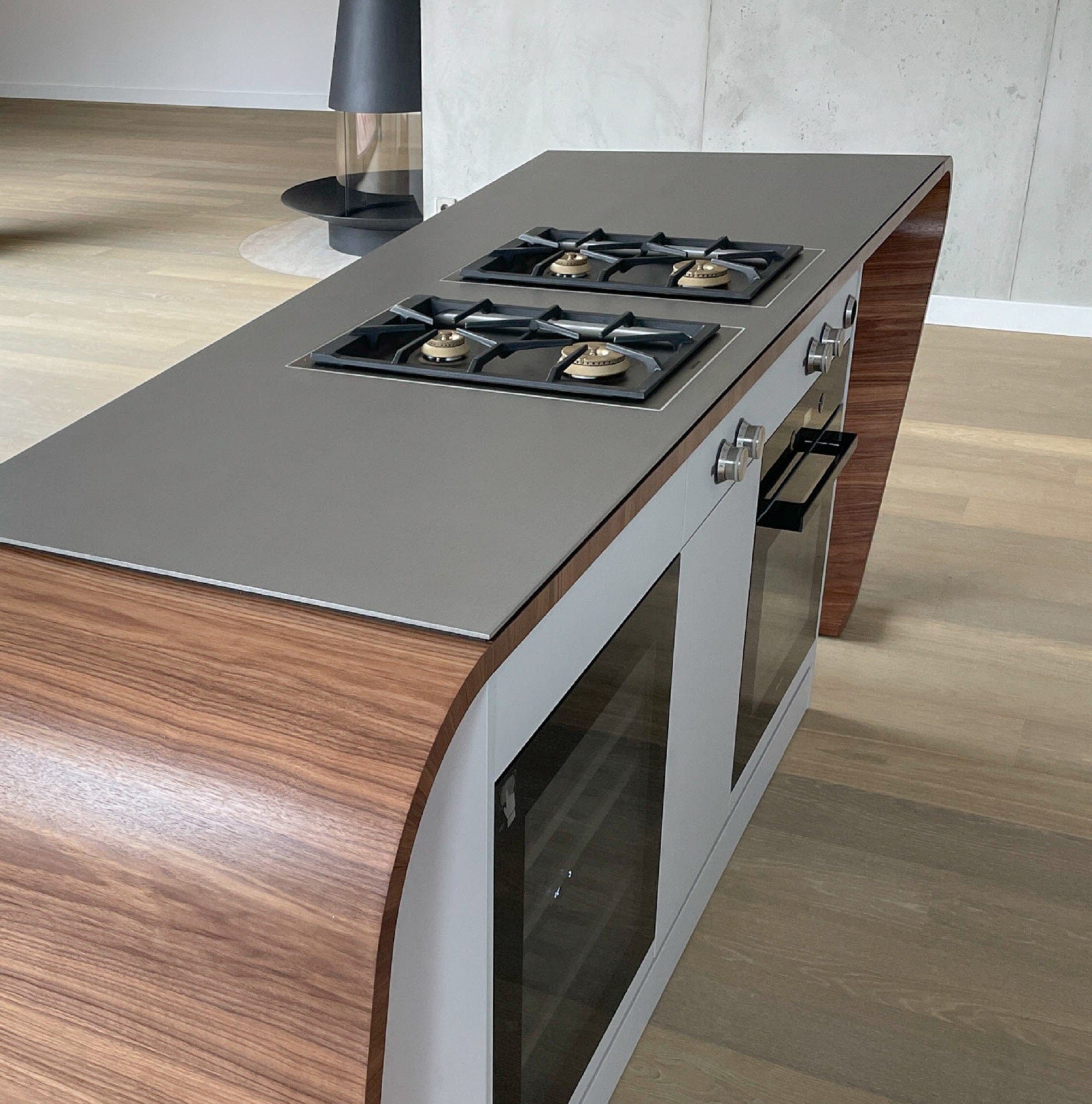 Gaskochfeld  mit Edelstahlplatte in der Design Kücheninsel integriert