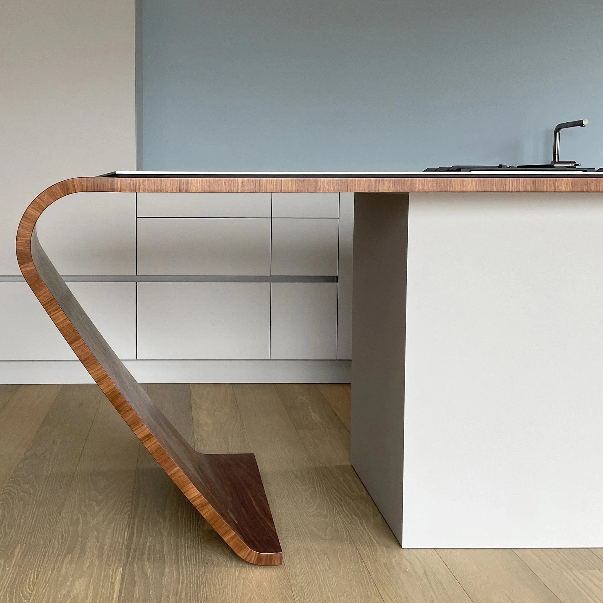 Detail der Designer Küche aus Nussbaum - geschwungene Form der Kücheninsel