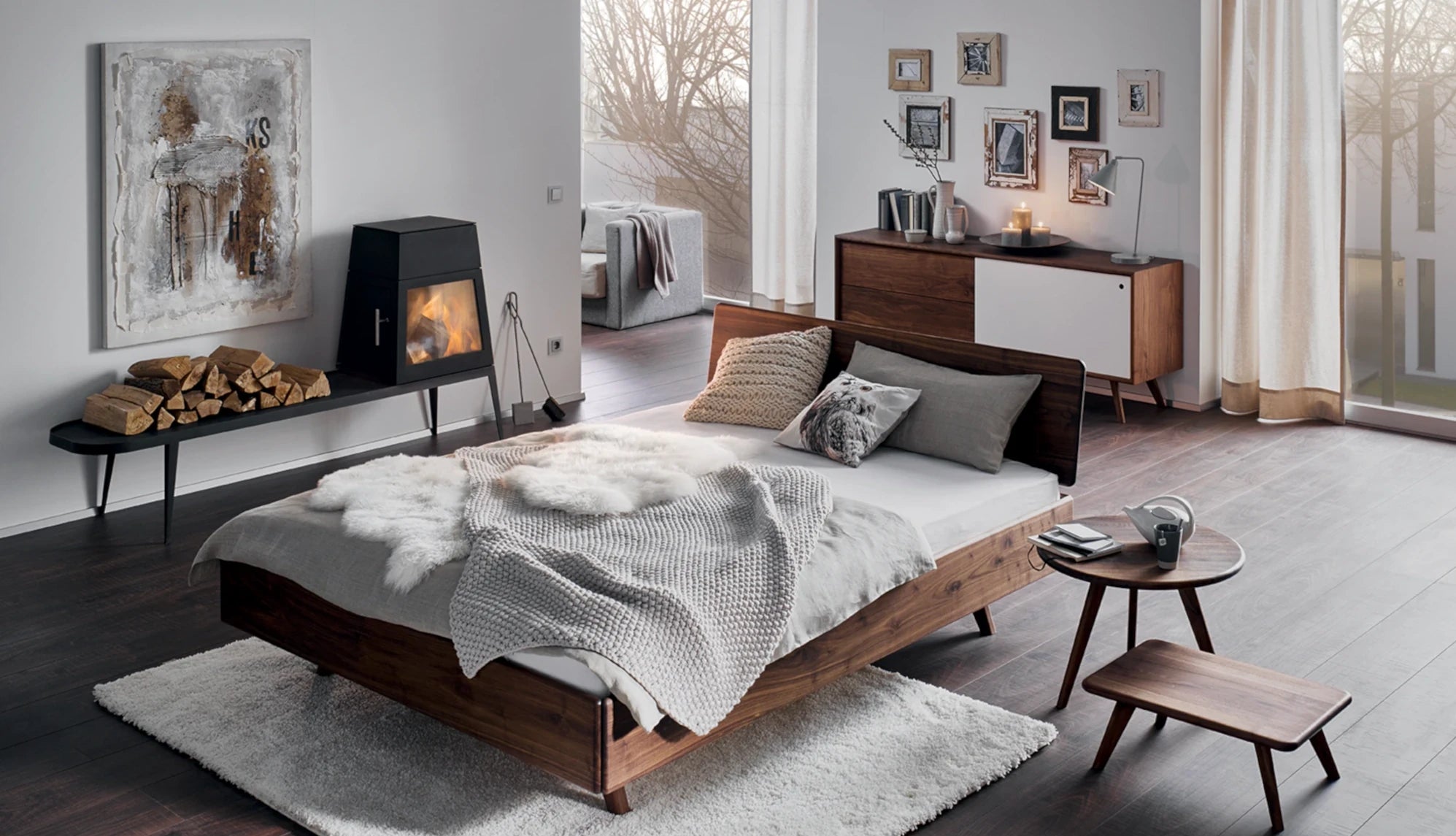 In unserem Möbelgeschäft finden Sie: Bett, Kommode, Sideboard oder einen Kleiderschrank für das Schlafzimmer.