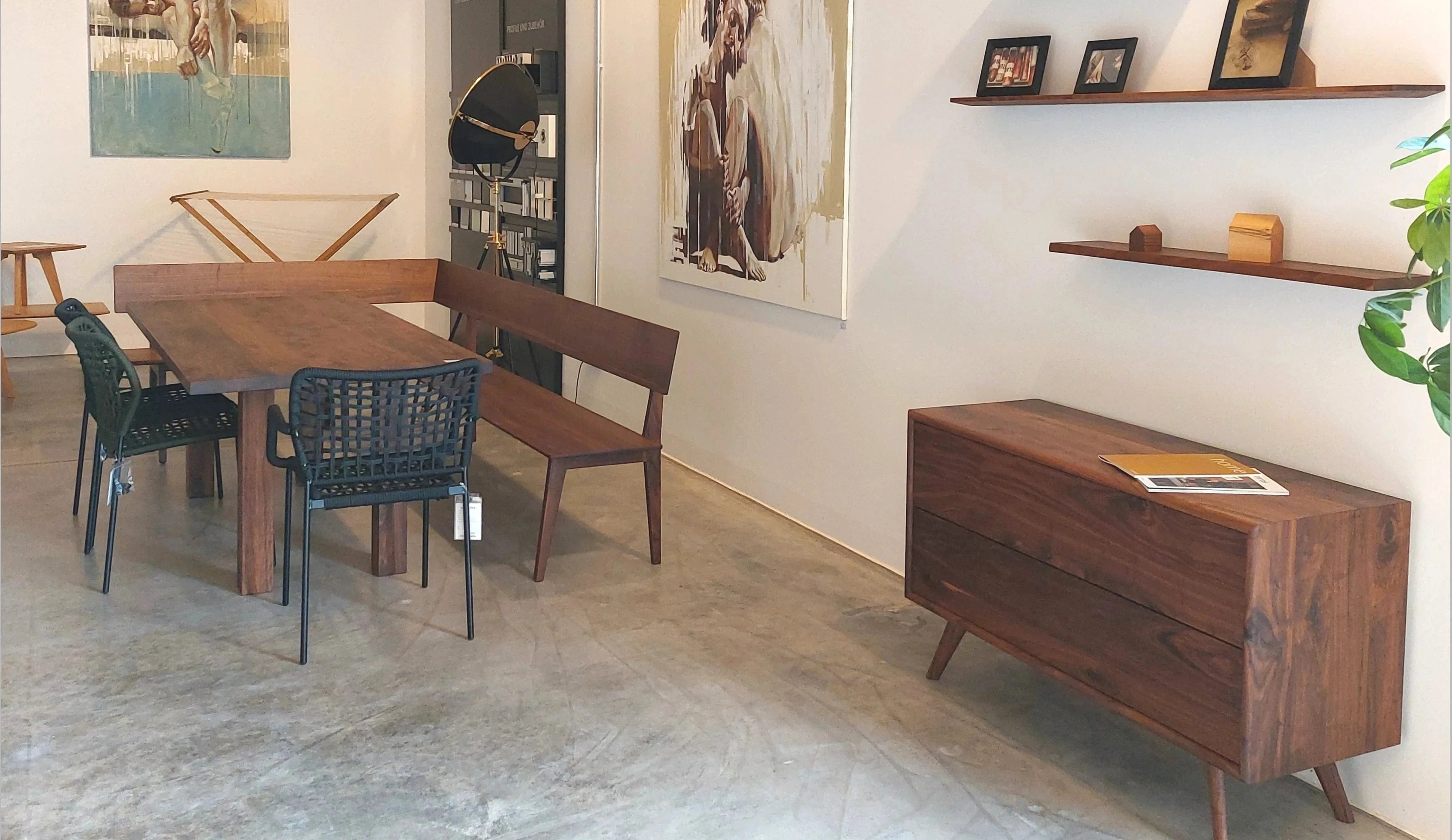 Eckbank und Tisch aus massivem Nussbaum im Möbelladen der Schreinerei Holzmanufaktur bei Ludwigsburg