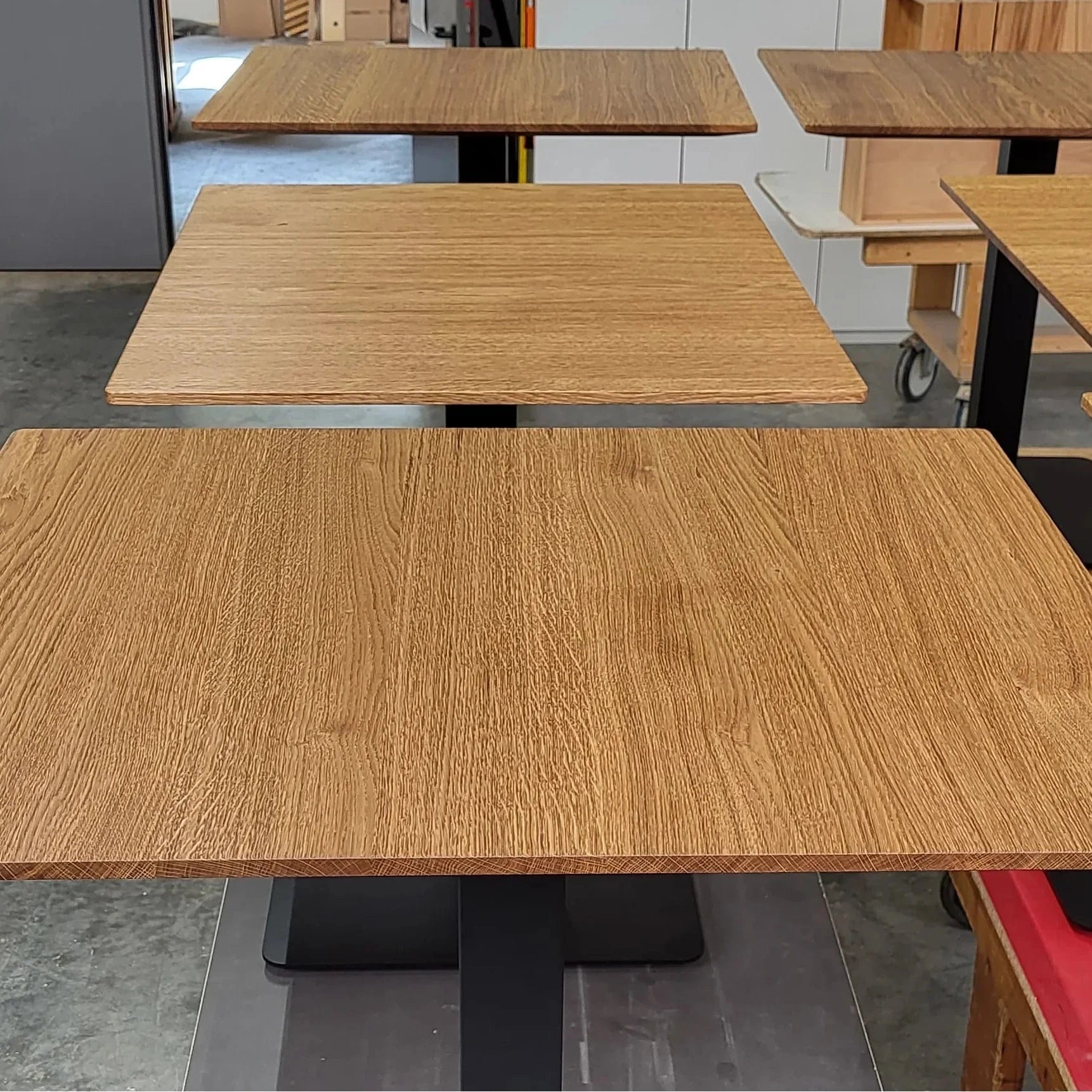 Quadratische Massivholztische aus Eiche für eine gehobene Gastronomie bei Stuttgart .